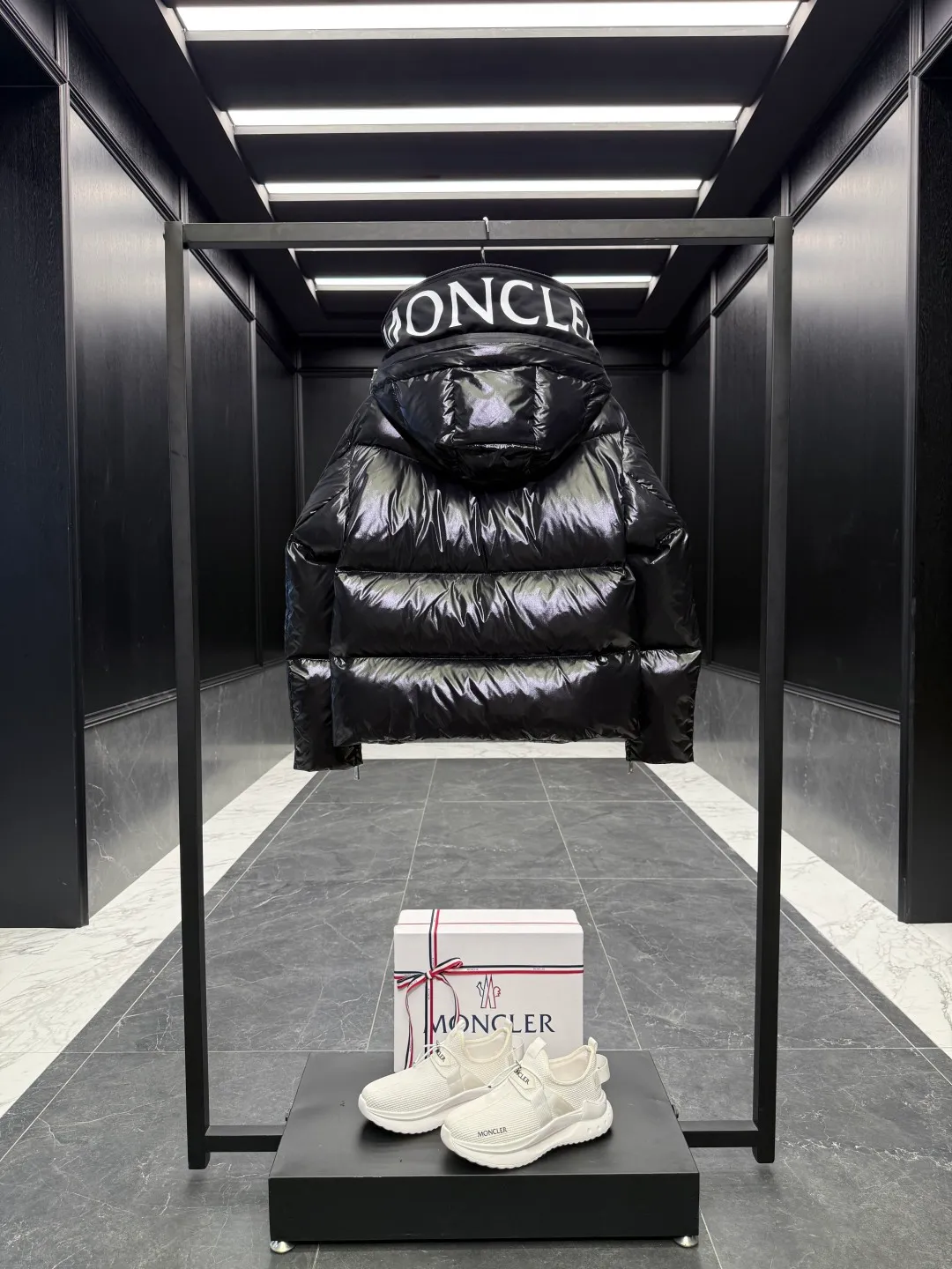 P1100 Special Down ⬆️Moncler winter new product Huppe women's short down jacket jacket (⚠️goose down filling. The barcode model number corresponds to the official website. The tag has built-in NFC inductor anti-counterfeiting) 🎁The factory comes standard with a full set of counter gift box packaging. (Original box, original shopping bag, original dust-proof grass, original hanger, original thank you card, original ribbon, upgraded original oversized magnetic gift box.) The Huppe short down jacket is part of the women's collection and features a bold shape and logo embellishment. The Huppe down jacket is made from signature nylon laqué fabric, emphasizing Moncler's style. The oversized collar adds a new playful twist to the style. The hood is embellished with geometric logo lettering, adding a finishing touch. •Made from nylon laqué fabric •Nylon hood insert •Nylon laqué lining •Down filling •Zip hood with logo lettering •Zip sleeves •Zip closure •Zip suit pocket •Drawstring hem Size : 0-2