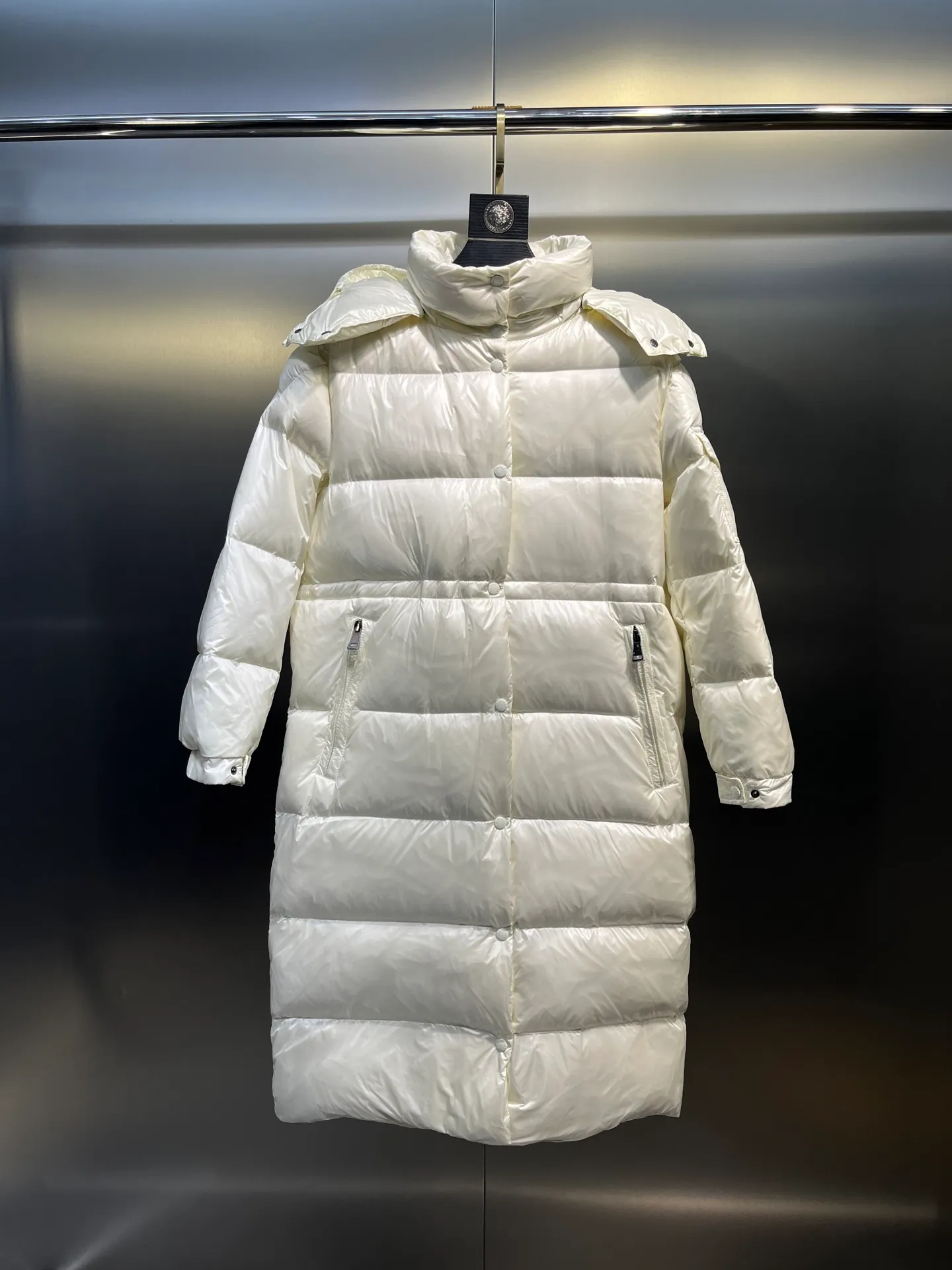 moncler Cavettaz features classic shapes and checkered quilting for a simple yet sharp aesthetic. This long piece is made from lon laqué fabric, giving it the instantly recognizable signature of the brand.  size: 1234