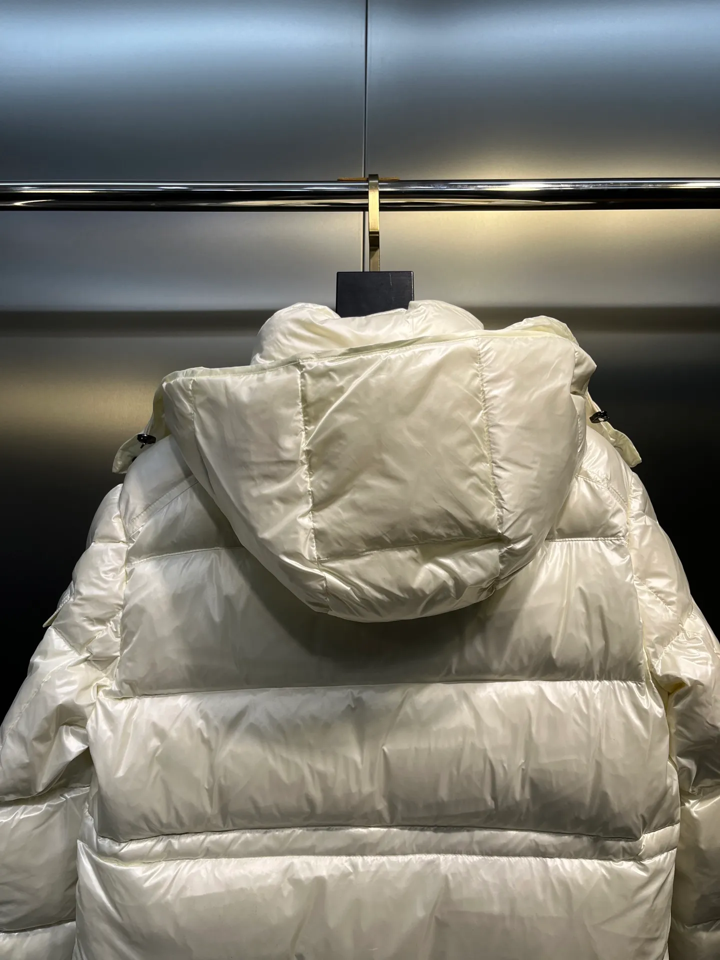 moncler Cavettaz features classic shapes and checkered quilting for a simple yet sharp aesthetic. This long piece is made from lon laqué fabric, giving it the instantly recognizable signature of the brand.  size: 1234