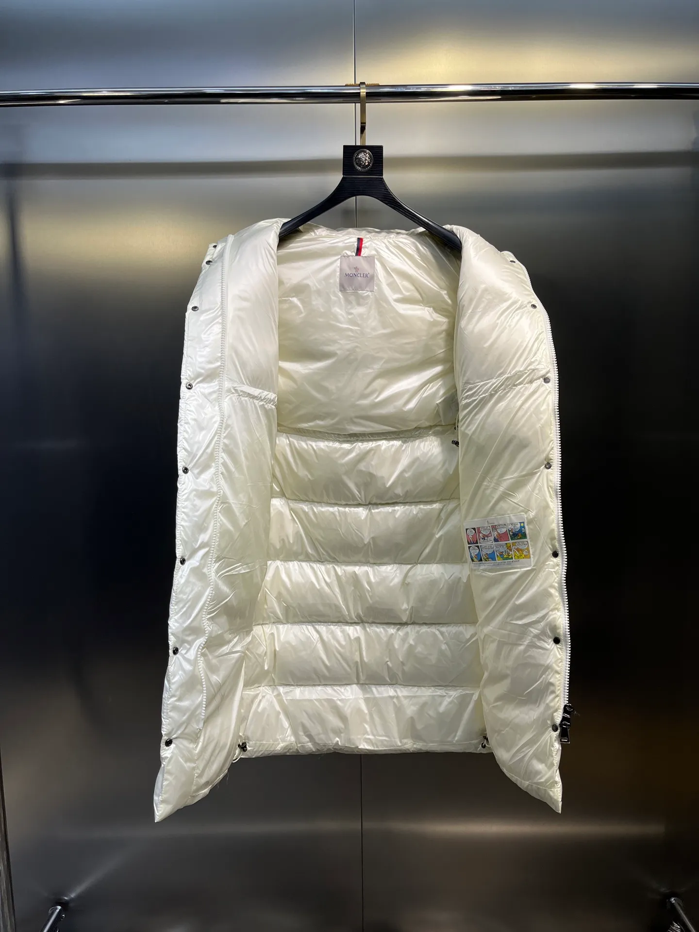 moncler Cavettaz features classic shapes and checkered quilting for a simple yet sharp aesthetic. This long piece is made from lon laqué fabric, giving it the instantly recognizable signature of the brand.  size: 1234