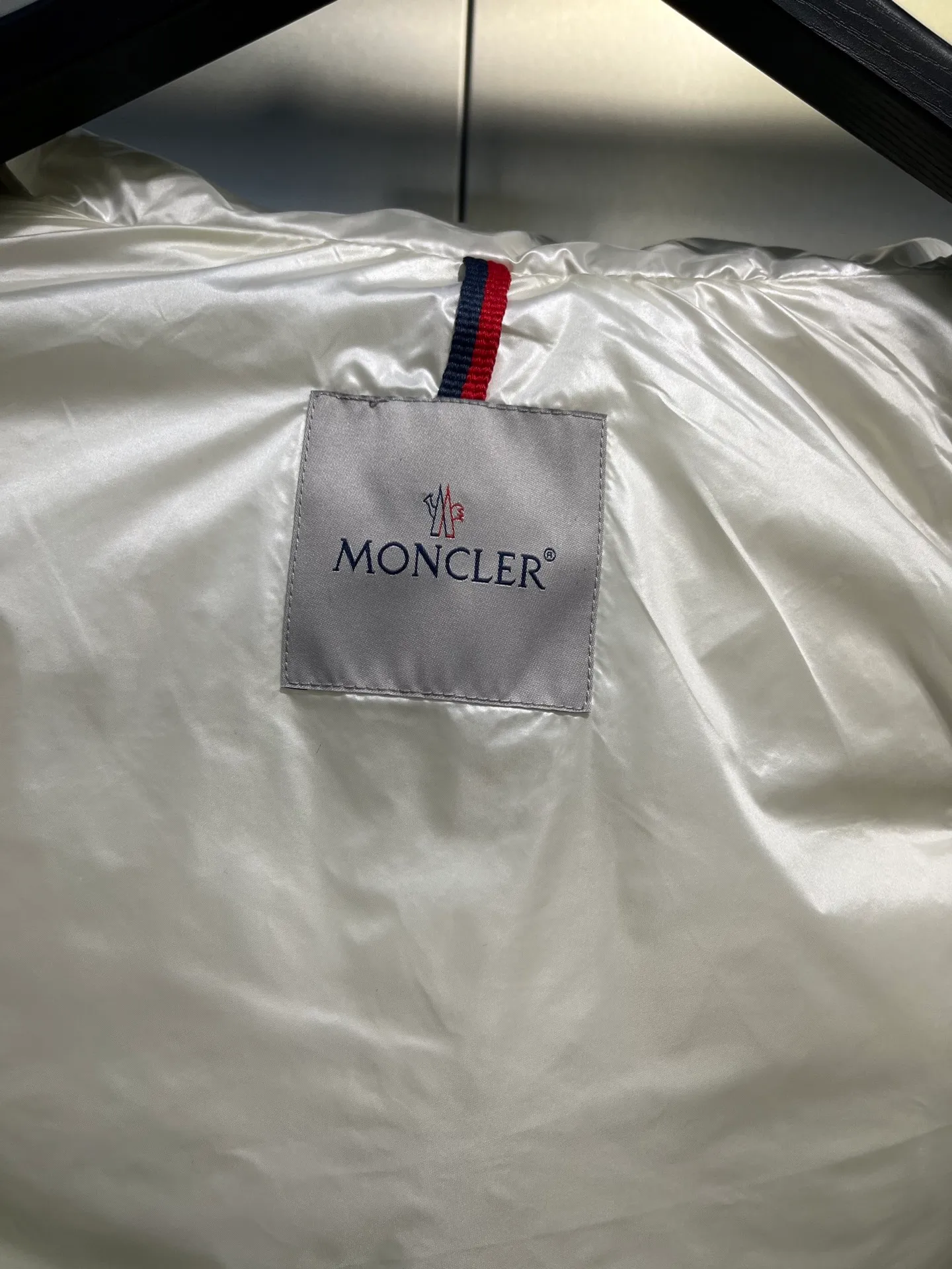 moncler Cavettaz features classic shapes and checkered quilting for a simple yet sharp aesthetic. This long piece is made from lon laqué fabric, giving it the instantly recognizable signature of the brand.  size: 1234