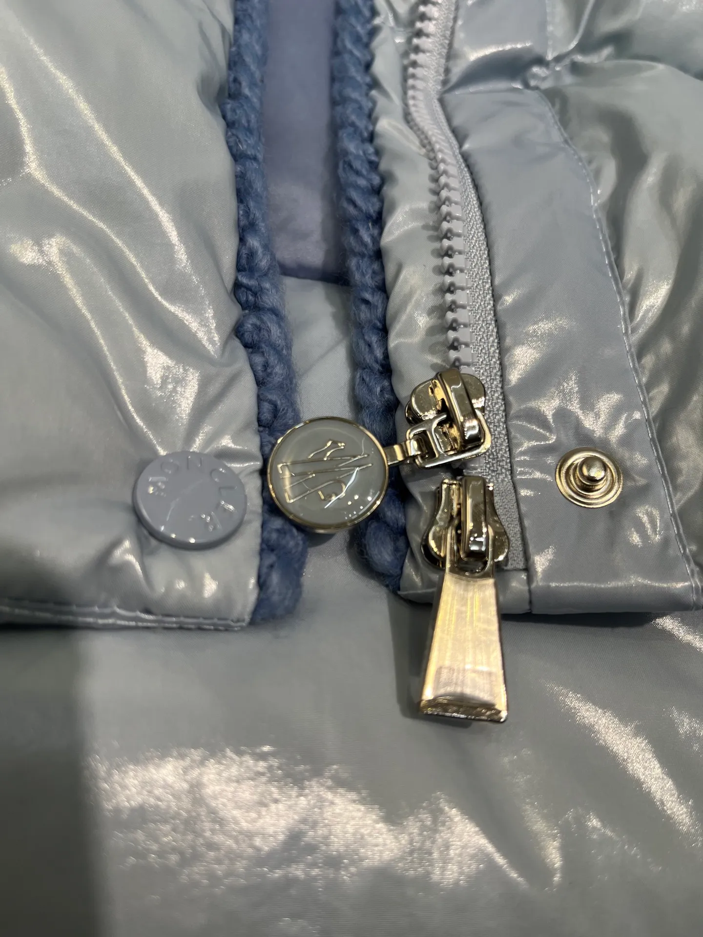P860 Moncler🌟25 new oil wax leather waist style GLAREIN hooded long-sleeved down jacket for women. Oil wax leather coated new fabric, slim design style, warm and slimming, 90% duck down filling, molded custom hardware. Color: red, white, blue, black Code number: 1234
