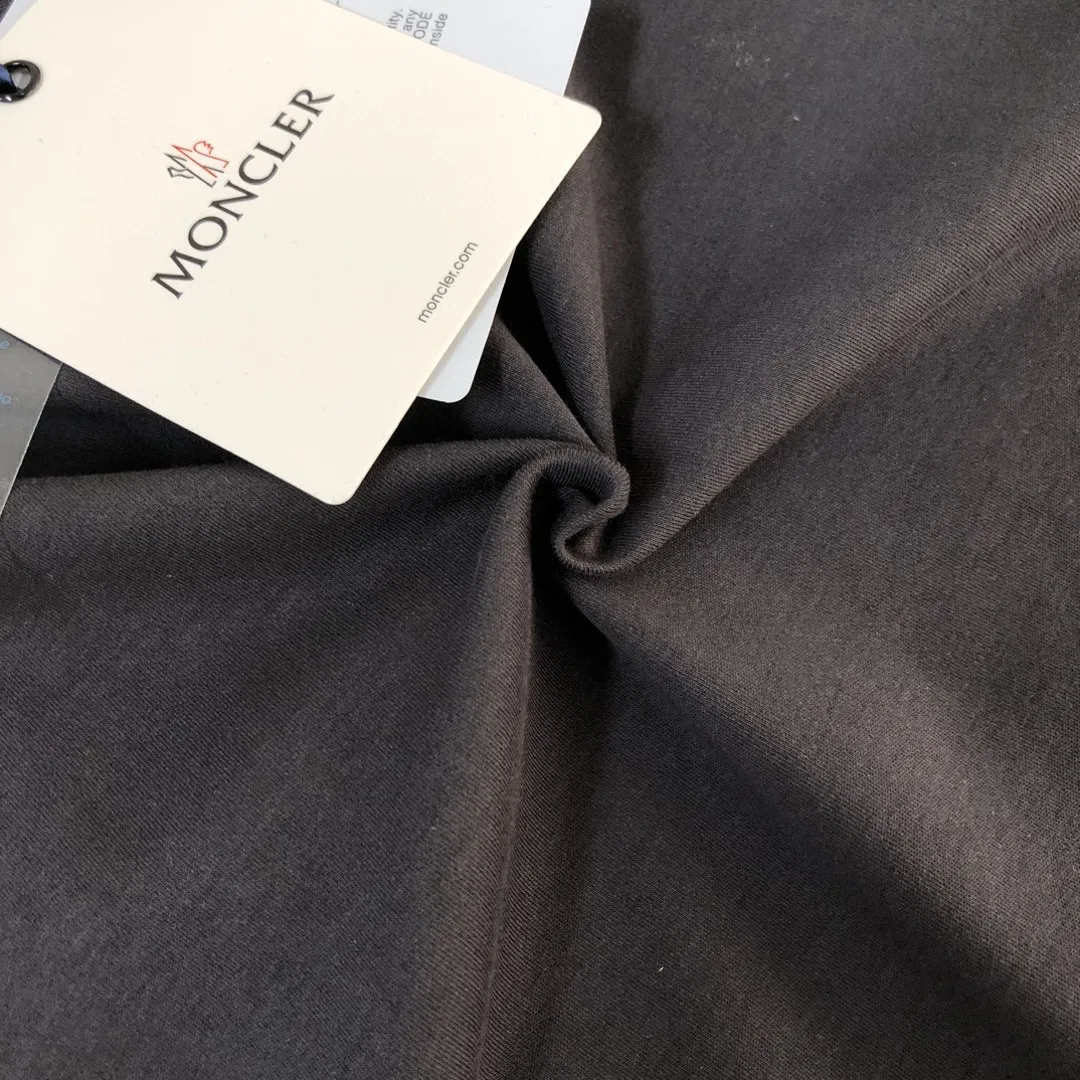 P180, a non-off-the-shelf model, you can trust it. Moncler printed long-sleeved T-shirt, 240g breathable cotton fabric, very soft and comfortable texture, does not shrink, does not deform, does not ball), can be worn alone as a base layer. Original customized accessories, collar label, care mark, hangtag, packaging (perfect details) Color: White Black Size: XS S M L