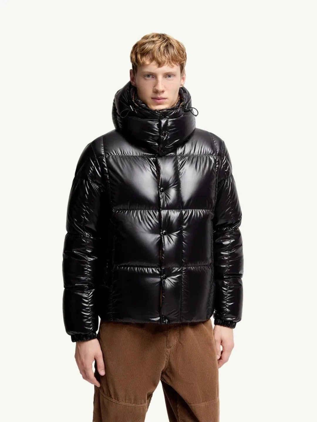 P800 Moncler's new Parana men's black gold hooded short down jacket, the Parana down jacket has an eye-catching glossy texture. This short down jacket is made of nylonlaque fabric, which is lightweight, warm, breathable and comfortable. The warm design and removable hood make it easy to handle all weather conditions. Size: 12345 Color: light brown black emerald green olive green