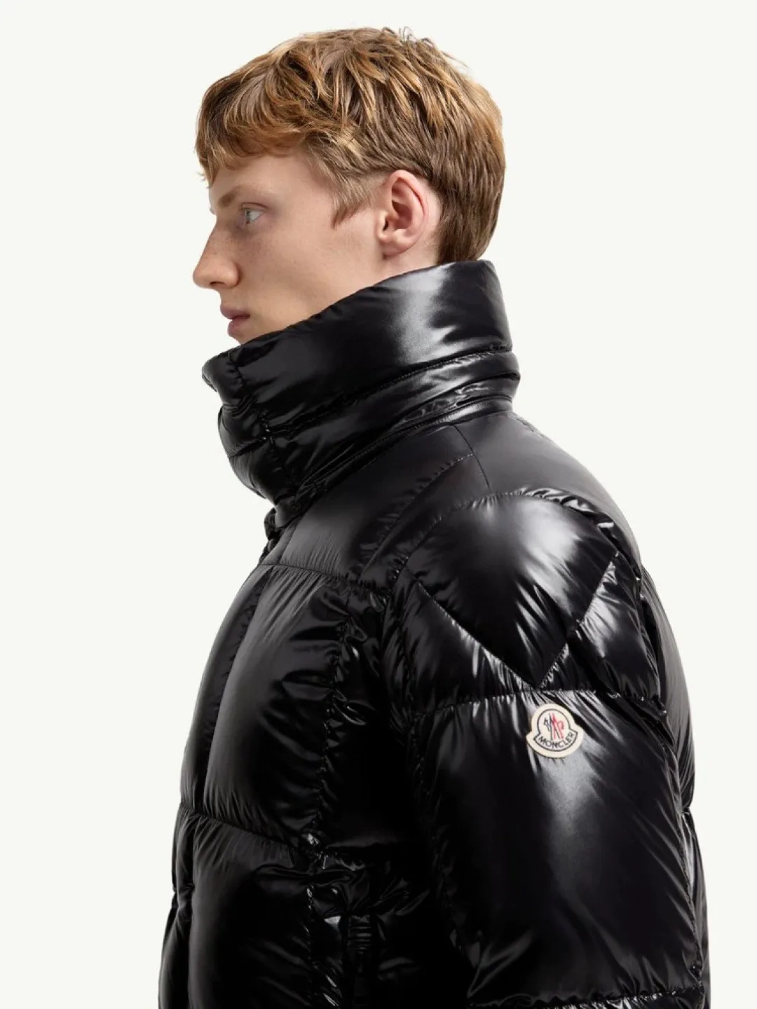 P800 Moncler's new Parana men's black gold hooded short down jacket, the Parana down jacket has an eye-catching glossy texture. This short down jacket is made of nylonlaque fabric, which is lightweight, warm, breathable and comfortable. The warm design and removable hood make it easy to handle all weather conditions. Size: 12345 Color: light brown black emerald green olive green