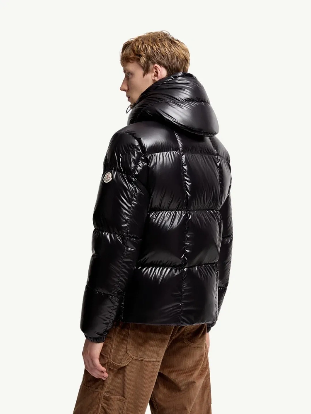 P800 Moncler's new Parana men's black gold hooded short down jacket, the Parana down jacket has an eye-catching glossy texture. This short down jacket is made of nylonlaque fabric, which is lightweight, warm, breathable and comfortable. The warm design and removable hood make it easy to handle all weather conditions. Size: 12345 Color: light brown black emerald green olive green