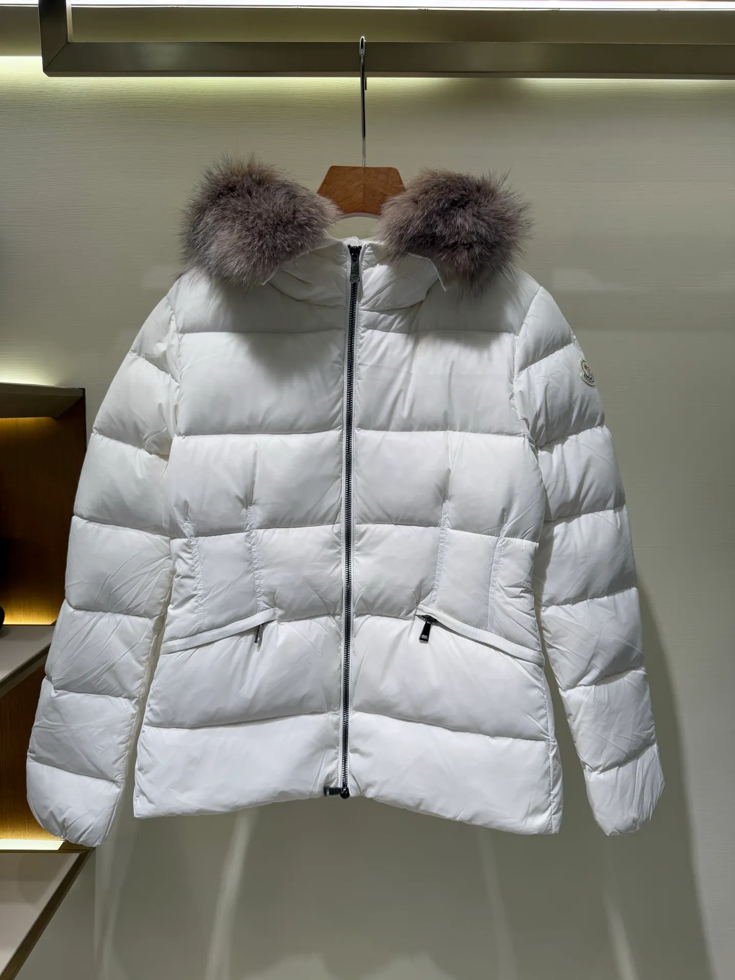 P1390 Moncler Men's Boed hooded short down jacket for women (available in two fur colors, gray fur and white fur) The Boed women's down jacket is made of longue saison fabric, providing gorgeous warmth and care. The Boed down jacket features a feminine silhouette and a waist-cinching belt for a stylish winter look. Made from longve saison fabric, it has a hooded style and rich trimmings.  Fabric: Made of longue saison fabric, Longue saison lining, filled with down Craftsmanship: Hood with removable trim, zipper closure, zipper pockets Elastic waistband with snap closure Sizes: 1 2 3 4 5659010