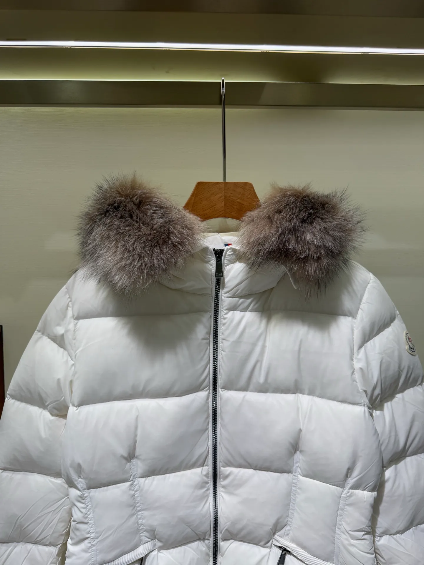 P1390 Moncler Men's Boed hooded short down jacket for women (available in two fur colors, gray fur and white fur) The Boed women's down jacket is made of longue saison fabric, providing gorgeous warmth and care. The Boed down jacket features a feminine silhouette and a waist-cinching belt for a stylish winter look. Made from longve saison fabric, it has a hooded style and rich trimmings.  Fabric: Made of longue saison fabric, Longue saison lining, filled with down Craftsmanship: Hood with removable trim, zipper closure, zipper pockets Elastic waistband with snap closure Sizes: 1 2 3 4 5659010
