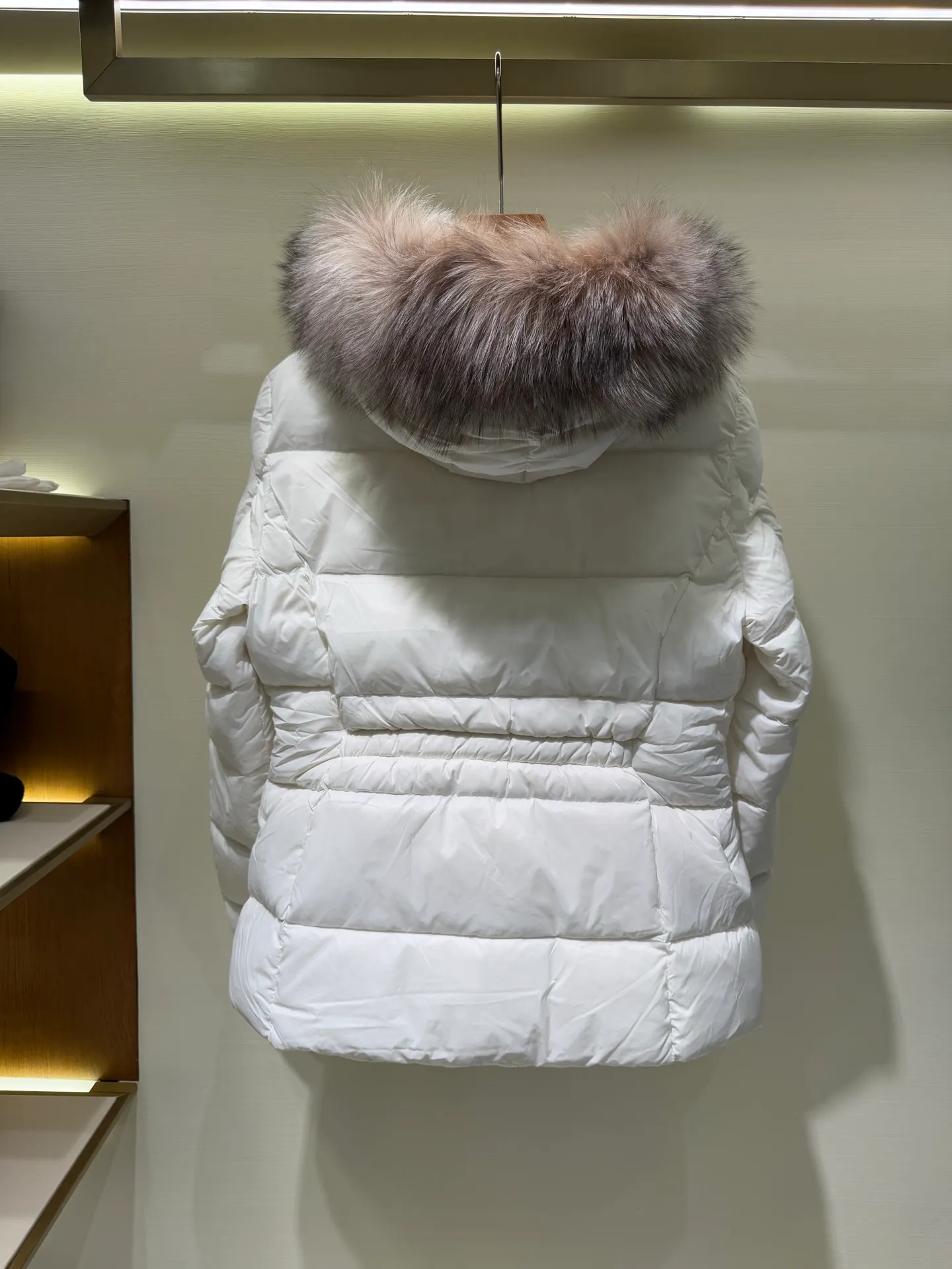 P1390 Moncler Men's Boed hooded short down jacket for women (available in two fur colors, gray fur and white fur) The Boed women's down jacket is made of longue saison fabric, providing gorgeous warmth and care. The Boed down jacket features a feminine silhouette and a waist-cinching belt for a stylish winter look. Made from longve saison fabric, it has a hooded style and rich trimmings.  Fabric: Made of longue saison fabric, Longue saison lining, filled with down Craftsmanship: Hood with removable trim, zipper closure, zipper pockets Elastic waistband with snap closure Sizes: 1 2 3 4 5659010
