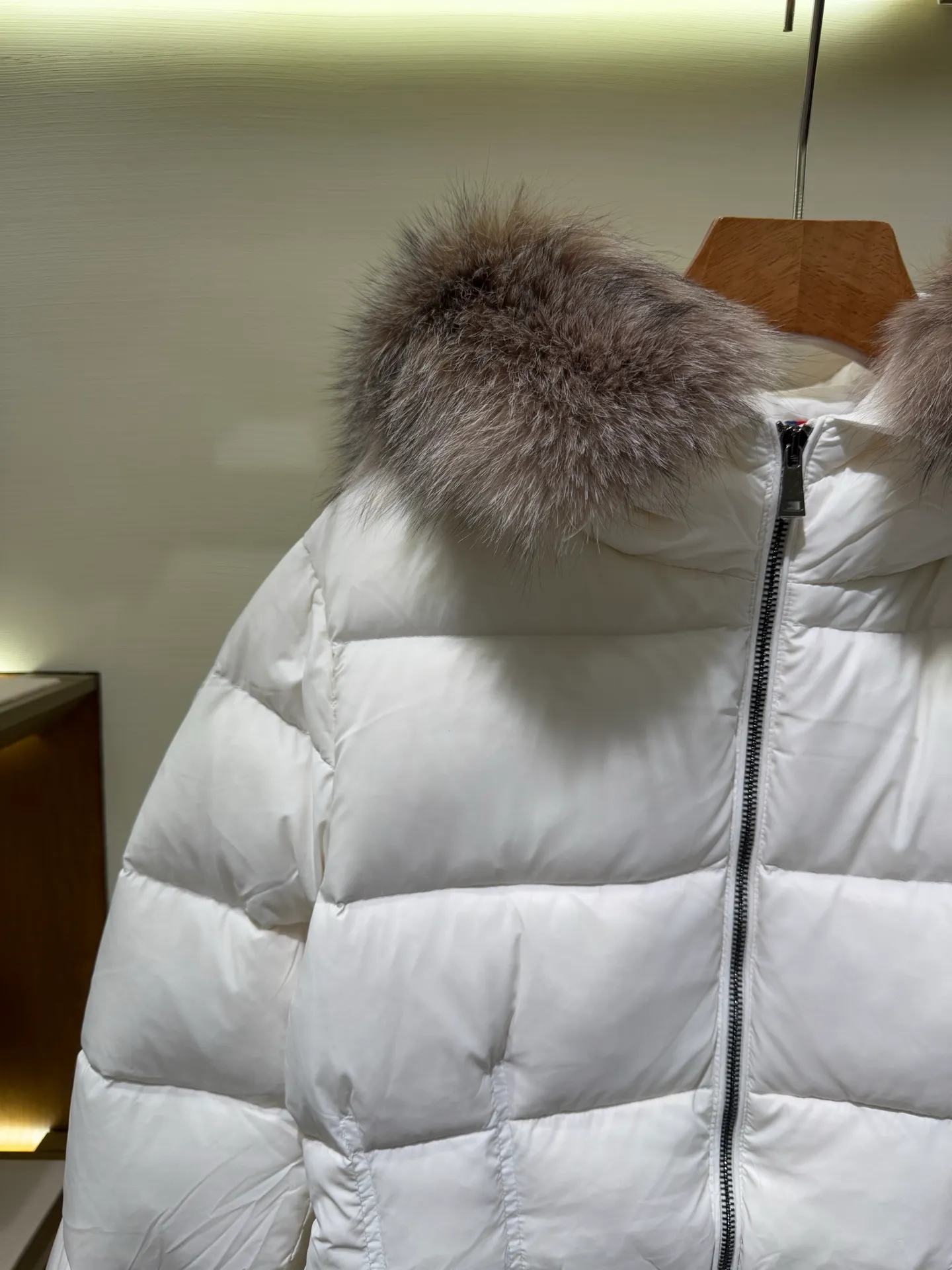 P1390 Moncler Men's Boed hooded short down jacket for women (available in two fur colors, gray fur and white fur) The Boed women's down jacket is made of longue saison fabric, providing gorgeous warmth and care. The Boed down jacket features a feminine silhouette and a waist-cinching belt for a stylish winter look. Made from longve saison fabric, it has a hooded style and rich trimmings.  Fabric: Made of longue saison fabric, Longue saison lining, filled with down Craftsmanship: Hood with removable trim, zipper closure, zipper pockets Elastic waistband with snap closure Sizes: 1 2 3 4 5659010