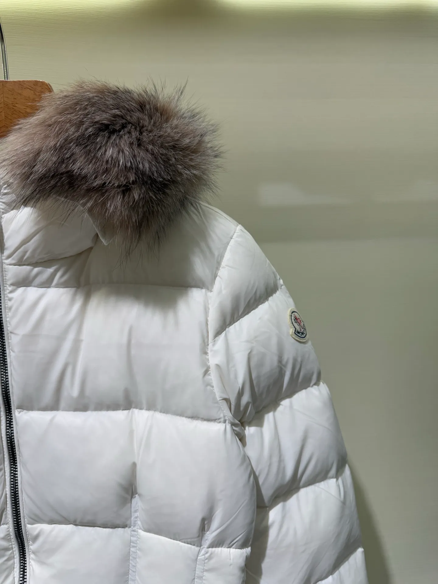P1390 Moncler Men's Boed hooded short down jacket for women (available in two fur colors, gray fur and white fur) The Boed women's down jacket is made of longue saison fabric, providing gorgeous warmth and care. The Boed down jacket features a feminine silhouette and a waist-cinching belt for a stylish winter look. Made from longve saison fabric, it has a hooded style and rich trimmings.  Fabric: Made of longue saison fabric, Longue saison lining, filled with down Craftsmanship: Hood with removable trim, zipper closure, zipper pockets Elastic waistband with snap closure Sizes: 1 2 3 4 5659010