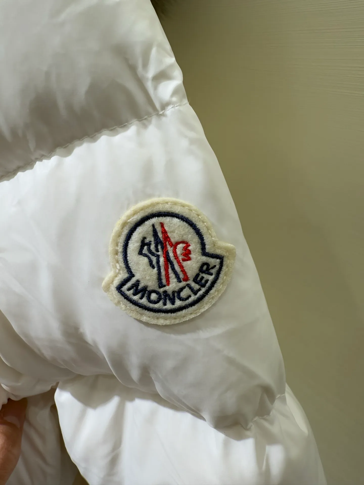 P1390 Moncler Men's Boed hooded short down jacket for women (available in two fur colors, gray fur and white fur) The Boed women's down jacket is made of longue saison fabric, providing gorgeous warmth and care. The Boed down jacket features a feminine silhouette and a waist-cinching belt for a stylish winter look. Made from longve saison fabric, it has a hooded style and rich trimmings.  Fabric: Made of longue saison fabric, Longue saison lining, filled with down Craftsmanship: Hood with removable trim, zipper closure, zipper pockets Elastic waistband with snap closure Sizes: 1 2 3 4 5659010