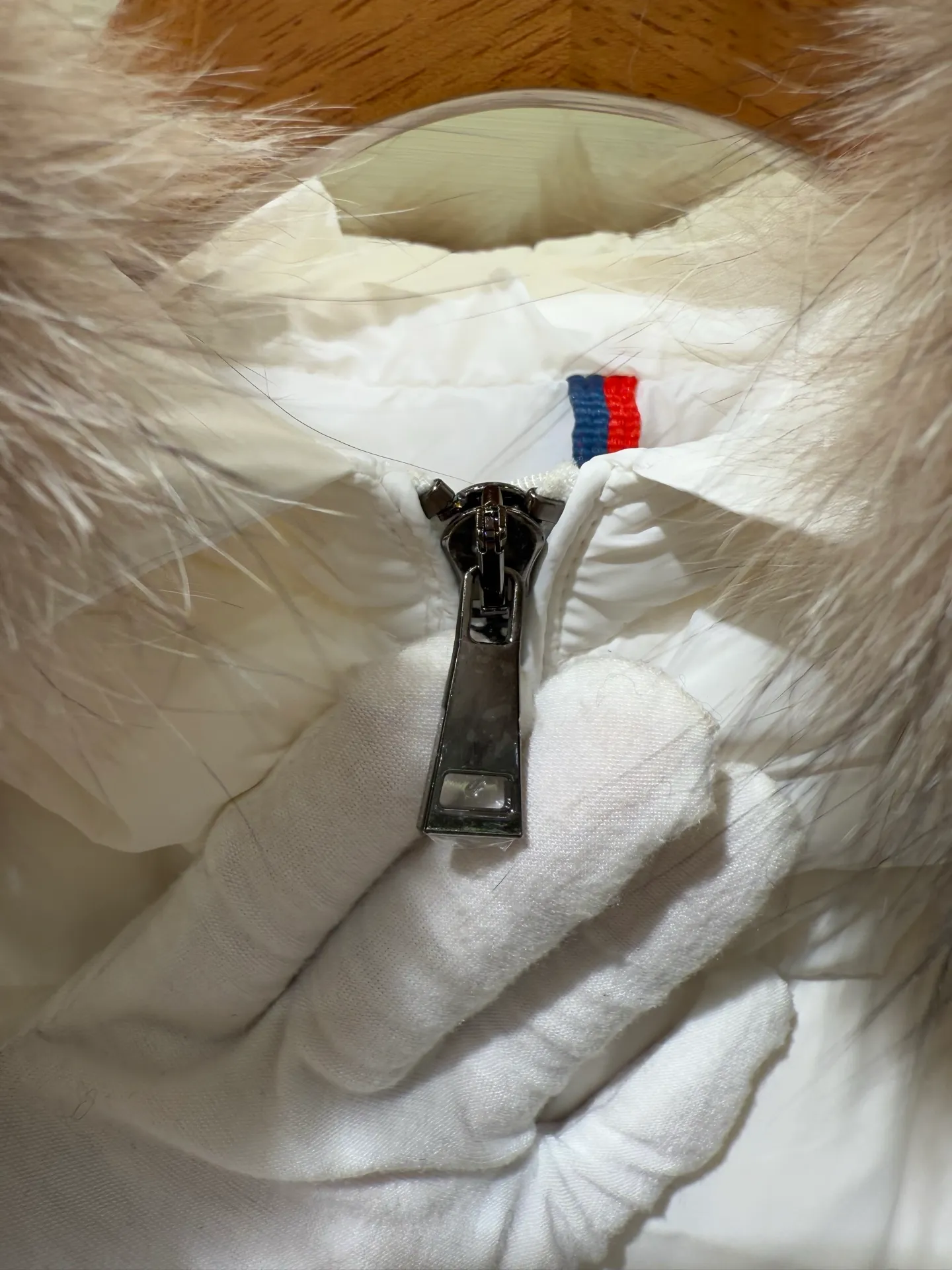 P1390 Moncler Men's Boed hooded short down jacket for women (available in two fur colors, gray fur and white fur) The Boed women's down jacket is made of longue saison fabric, providing gorgeous warmth and care. The Boed down jacket features a feminine silhouette and a waist-cinching belt for a stylish winter look. Made from longve saison fabric, it has a hooded style and rich trimmings.  Fabric: Made of longue saison fabric, Longue saison lining, filled with down Craftsmanship: Hood with removable trim, zipper closure, zipper pockets Elastic waistband with snap closure Sizes: 1 2 3 4 5659010