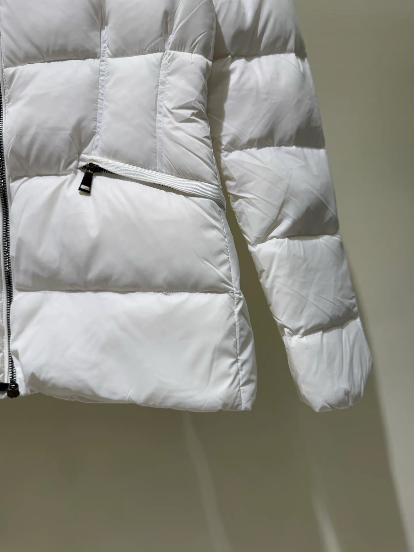 P1390 Moncler Men's Boed hooded short down jacket for women (available in two fur colors, gray fur and white fur) The Boed women's down jacket is made of longue saison fabric, providing gorgeous warmth and care. The Boed down jacket features a feminine silhouette and a waist-cinching belt for a stylish winter look. Made from longve saison fabric, it has a hooded style and rich trimmings.  Fabric: Made of longue saison fabric, Longue saison lining, filled with down Craftsmanship: Hood with removable trim, zipper closure, zipper pockets Elastic waistband with snap closure Sizes: 1 2 3 4 5659010