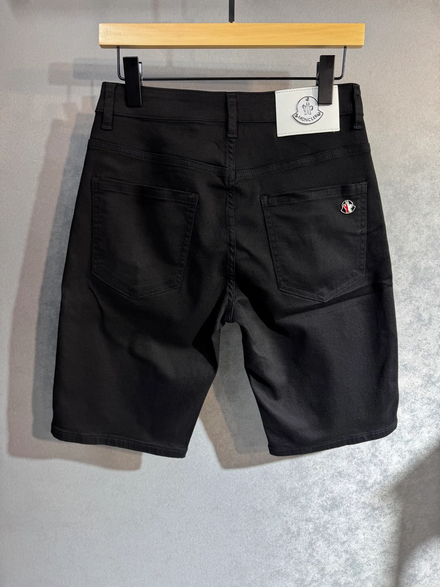 P220 🔥MONCLER The latest spring and summer denim jeans🔥No pressure to enter and leave the store. Best-selling models in the counter. Shared taste and value. Very comfortable to wear. Low-key yet luxurious. Very classy to wear. Needless to say the trousers style and cut. The upper body is exquisite and vivid. Really first-class and top-quality materials. Really palace-level casual pants, using Turkish cotton to produce the most famous denim cloth A11. Excellent quality. After heavy washing, the pants are very soft. The straight-leg shape is not picky and the upper body is absolutely stylish. Extremely luxurious! Color: black white. Size: 28-38 no 35