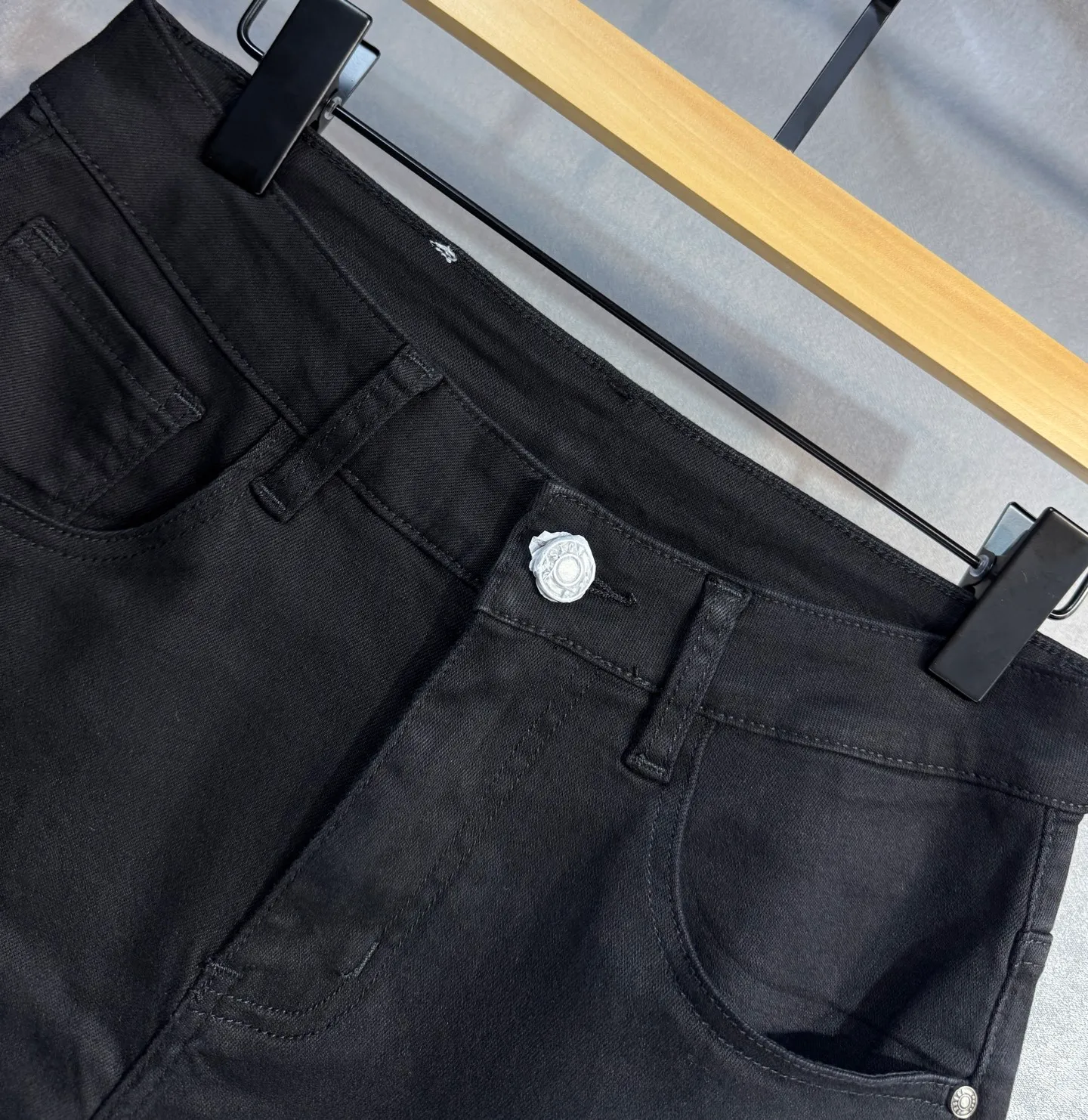 P220 🔥MONCLER The latest spring and summer denim jeans🔥No pressure to enter and leave the store. Best-selling models in the counter. Shared taste and value. Very comfortable to wear. Low-key yet luxurious. Very classy to wear. Needless to say the trousers style and cut. The upper body is exquisite and vivid. Really first-class and top-quality materials. Really palace-level casual pants, using Turkish cotton to produce the most famous denim cloth A11. Excellent quality. After heavy washing, the pants are very soft. The straight-leg shape is not picky and the upper body is absolutely stylish. Extremely luxurious! Color: black white. Size: 28-38 no 35