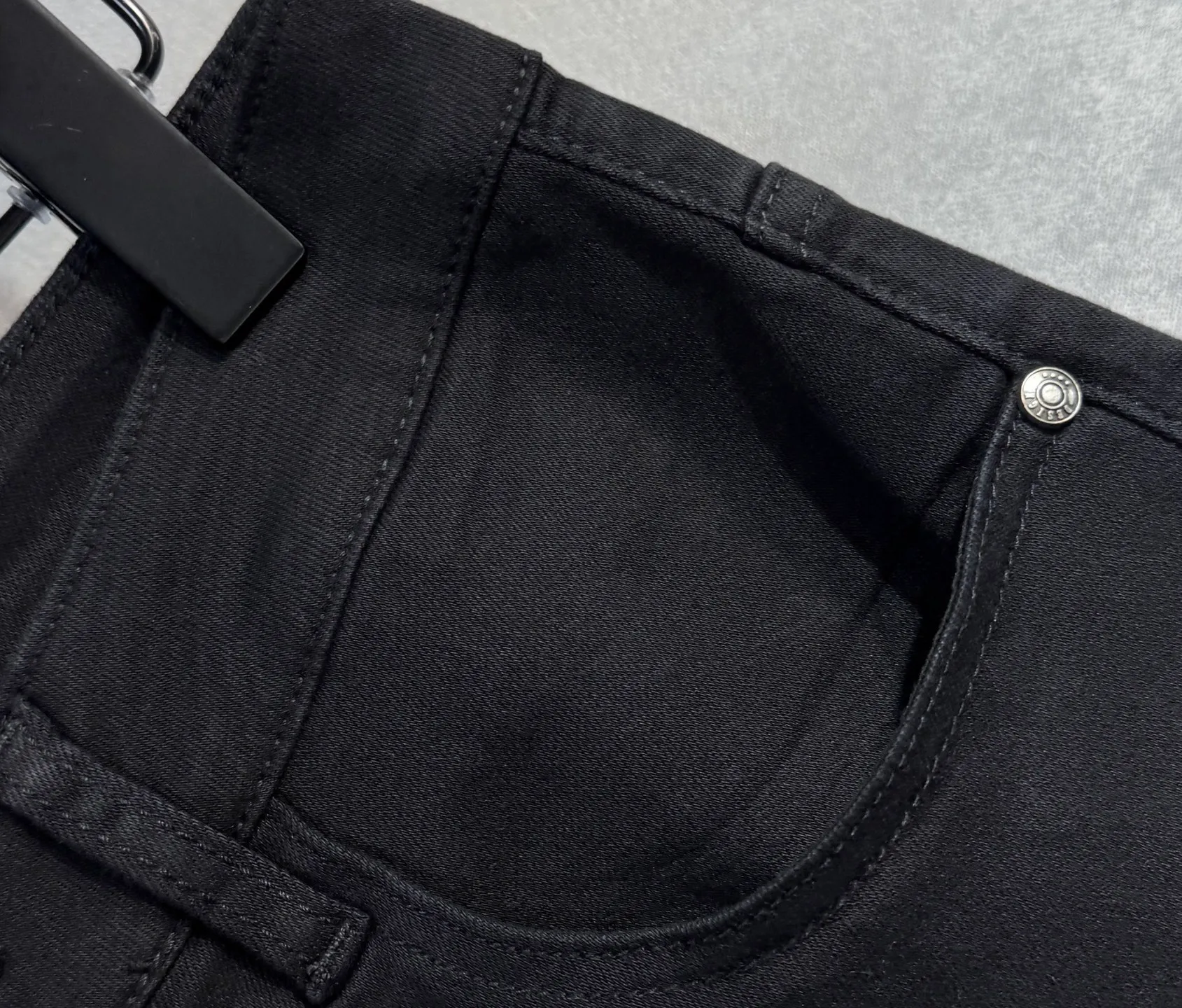 P220 🔥MONCLER The latest spring and summer denim jeans🔥No pressure to enter and leave the store. Best-selling models in the counter. Shared taste and value. Very comfortable to wear. Low-key yet luxurious. Very classy to wear. Needless to say the trousers style and cut. The upper body is exquisite and vivid. Really first-class and top-quality materials. Really palace-level casual pants, using Turkish cotton to produce the most famous denim cloth A11. Excellent quality. After heavy washing, the pants are very soft. The straight-leg shape is not picky and the upper body is absolutely stylish. Extremely luxurious! Color: black white. Size: 28-38 no 35