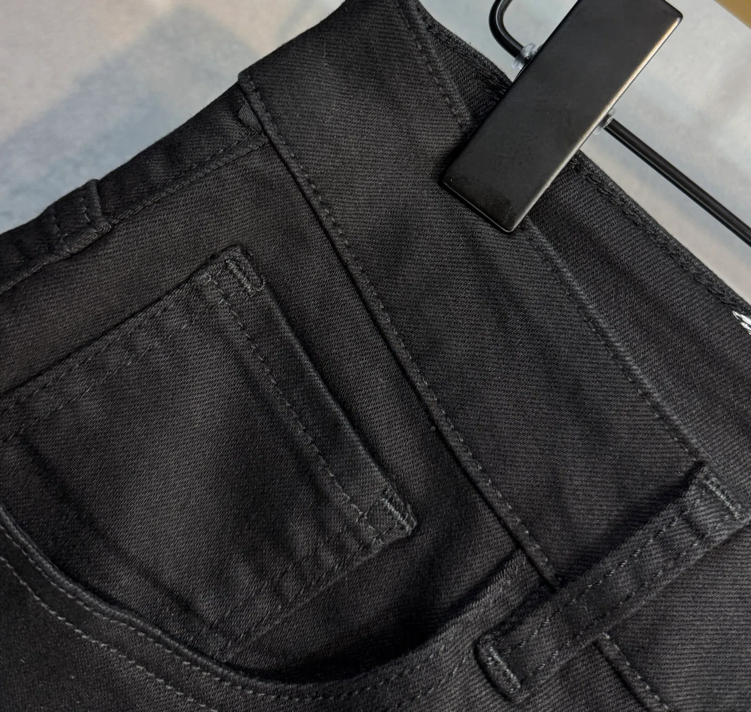 P220 🔥MONCLER The latest spring and summer denim jeans🔥No pressure to enter and leave the store. Best-selling models in the counter. Shared taste and value. Very comfortable to wear. Low-key yet luxurious. Very classy to wear. Needless to say the trousers style and cut. The upper body is exquisite and vivid. Really first-class and top-quality materials. Really palace-level casual pants, using Turkish cotton to produce the most famous denim cloth A11. Excellent quality. After heavy washing, the pants are very soft. The straight-leg shape is not picky and the upper body is absolutely stylish. Extremely luxurious! Color: black white. Size: 28-38 no 35
