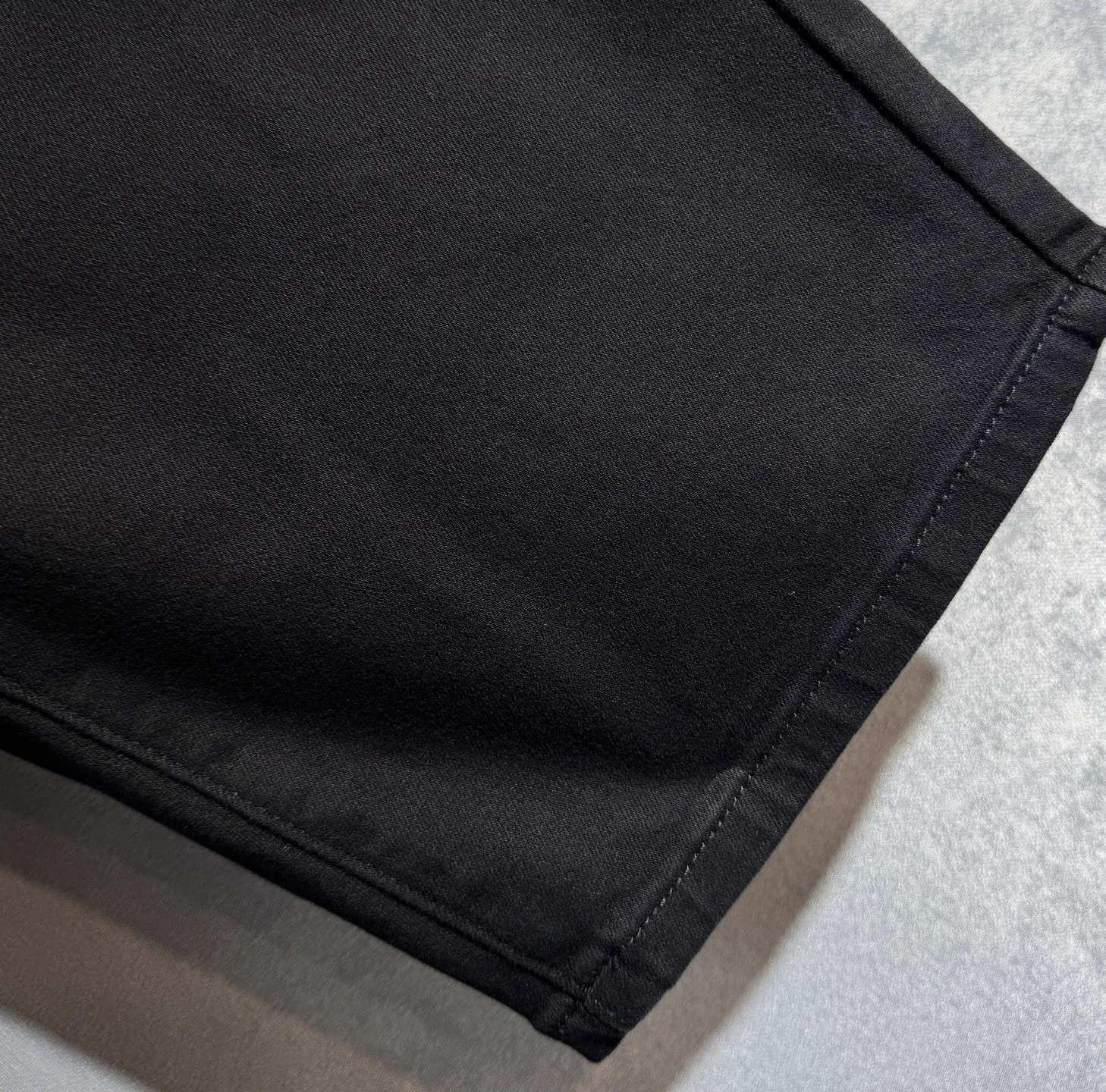 P220 🔥MONCLER The latest spring and summer denim jeans🔥No pressure to enter and leave the store. Best-selling models in the counter. Shared taste and value. Very comfortable to wear. Low-key yet luxurious. Very classy to wear. Needless to say the trousers style and cut. The upper body is exquisite and vivid. Really first-class and top-quality materials. Really palace-level casual pants, using Turkish cotton to produce the most famous denim cloth A11. Excellent quality. After heavy washing, the pants are very soft. The straight-leg shape is not picky and the upper body is absolutely stylish. Extremely luxurious! Color: black white. Size: 28-38 no 35