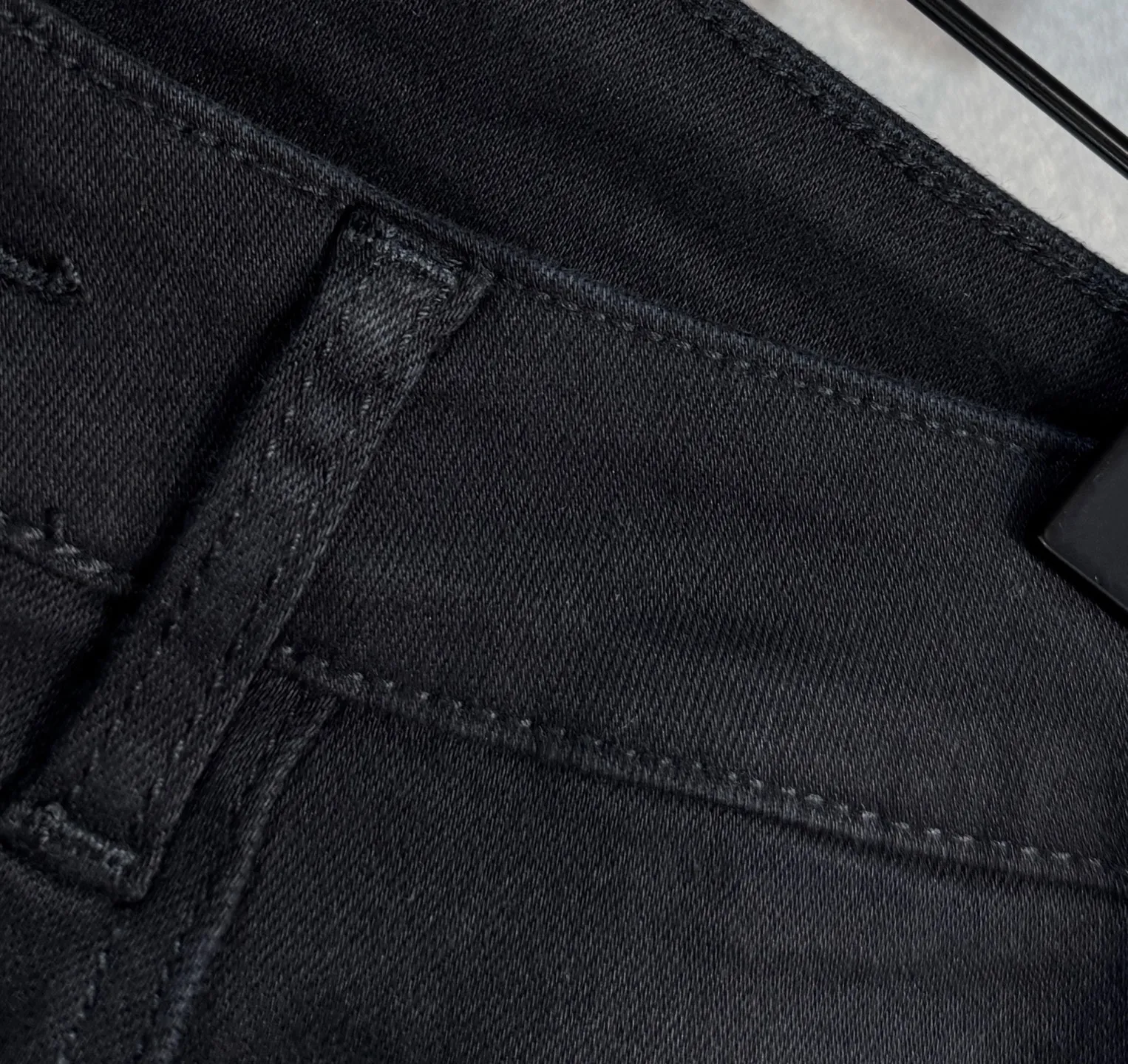 P220 🔥MONCLER The latest spring and summer denim jeans🔥No pressure to enter and leave the store. Best-selling models in the counter. Shared taste and value. Very comfortable to wear. Low-key yet luxurious. Very classy to wear. Needless to say the trousers style and cut. The upper body is exquisite and vivid. Really first-class and top-quality materials. Really palace-level casual pants, using Turkish cotton to produce the most famous denim cloth A11. Excellent quality. After heavy washing, the pants are very soft. The straight-leg shape is not picky and the upper body is absolutely stylish. Extremely luxurious! Color: black white. Size: 28-38 no 35