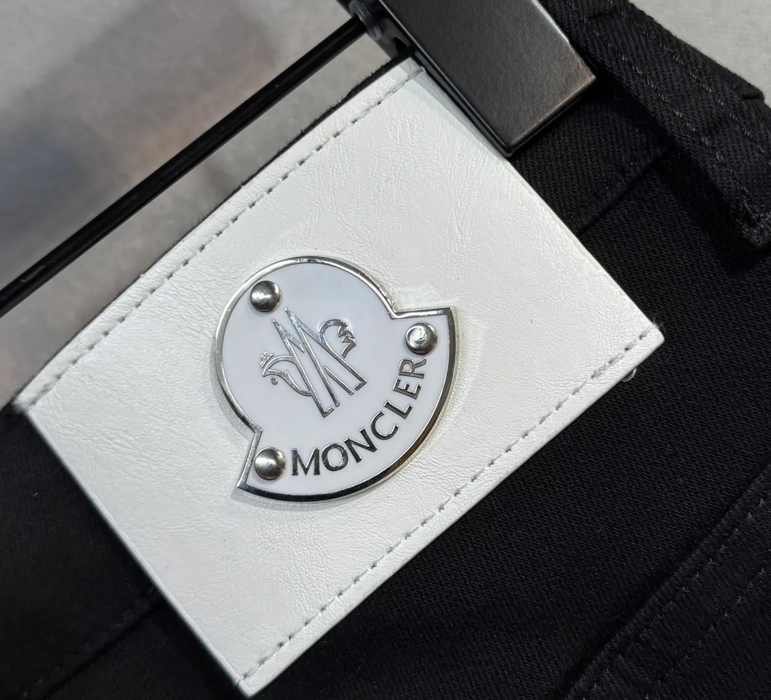 P220 🔥MONCLER The latest spring and summer denim jeans🔥No pressure to enter and leave the store. Best-selling models in the counter. Shared taste and value. Very comfortable to wear. Low-key yet luxurious. Very classy to wear. Needless to say the trousers style and cut. The upper body is exquisite and vivid. Really first-class and top-quality materials. Really palace-level casual pants, using Turkish cotton to produce the most famous denim cloth A11. Excellent quality. After heavy washing, the pants are very soft. The straight-leg shape is not picky and the upper body is absolutely stylish. Extremely luxurious! Color: black white. Size: 28-38 no 35