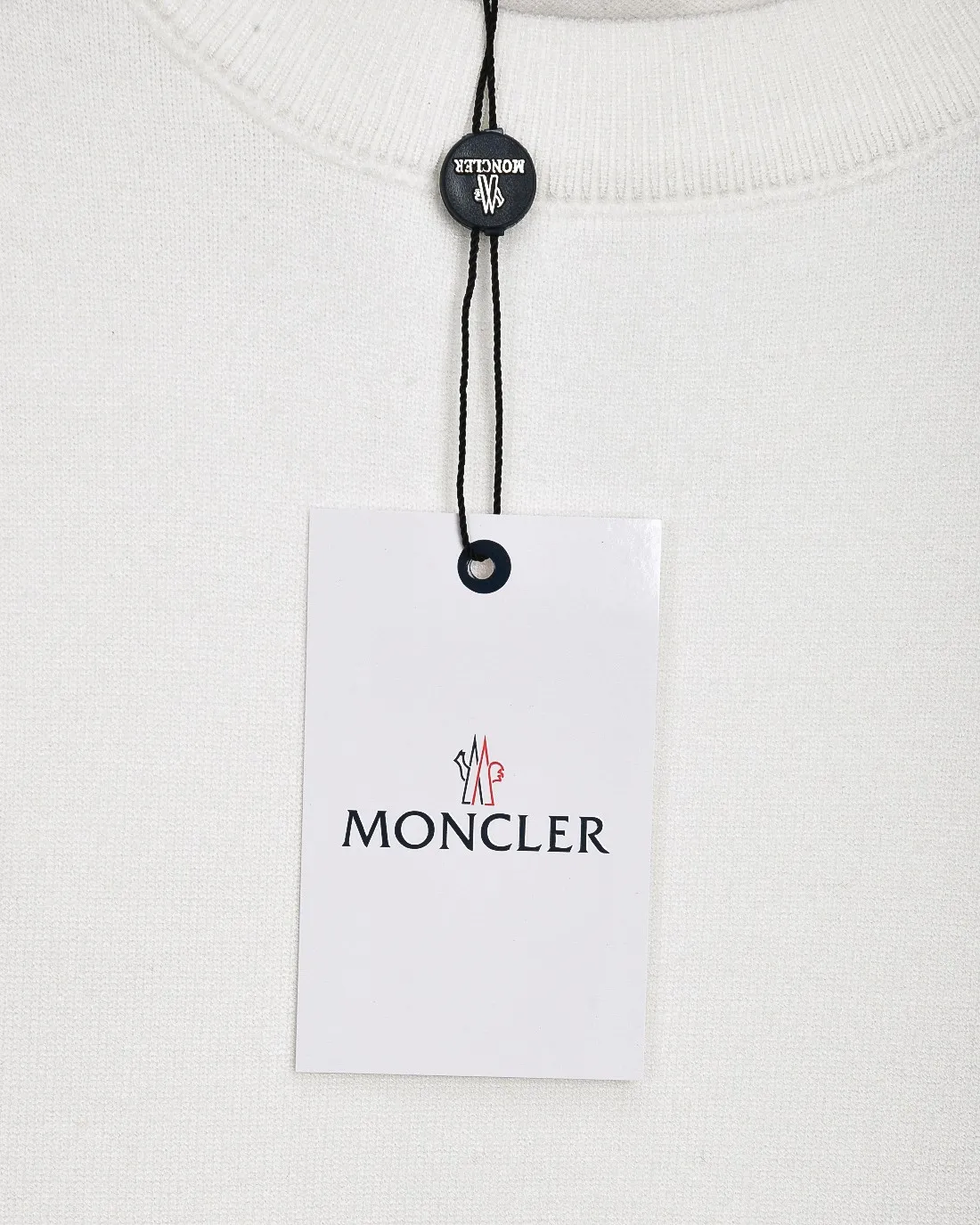 P230 MONCLER/Muzzled 2025Fw Classic chest badge logo letter logo Simple casual pullover sweater Imported wool blended fabric Upgraded, inspired by the 1980s retro Original fabric Official same style Round neck Long sleeve Suit Customized mesh sweater knitted fabric Very comfortable feel The latest brick cabinet synchronization in spring and summer Fashionable and individual Super versatile and good-looking style Very suitable for both men and women A must-have style Tag Collar tag Washed wheat Complete with three standards Color: Black. White. Gray. Size: M-3XL