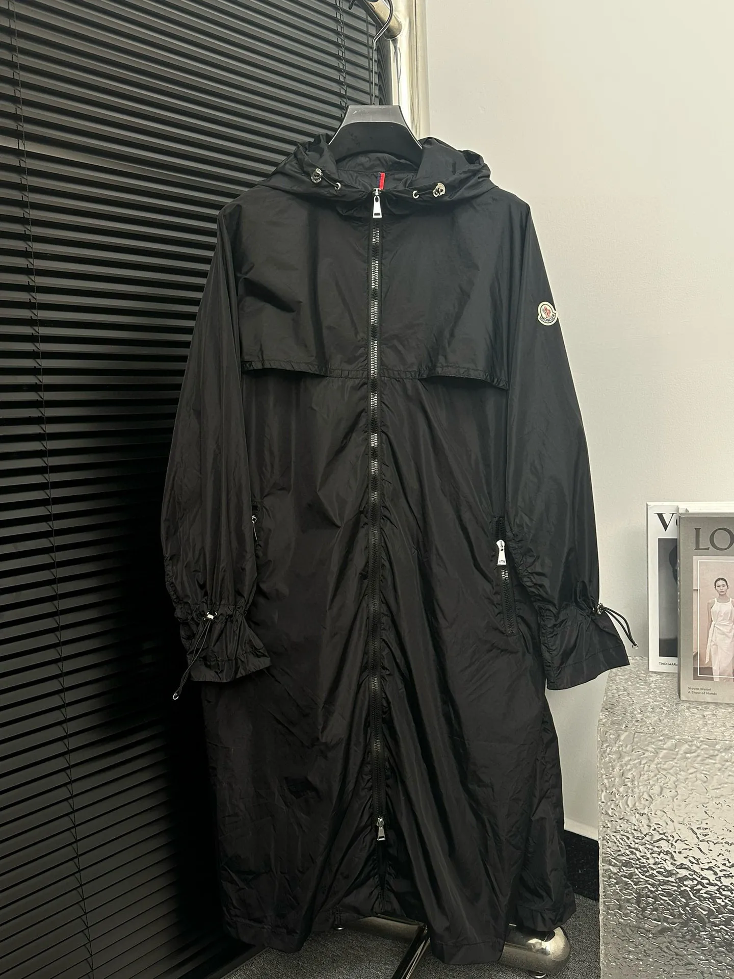 P520 [Moncler] New Moncler Women's Long Hooded Windbreaker Jacket A long windbreaker worthy of you! For those who like casual and established dressing styles, classic models are always the best choice. They do not have too many exaggerated designs and are attractive with a completely practical and simple style. Consumers who want a clean and simple casual style should not miss it!!! Who wears whose windbreaker looks better? Color: Black Size: 0-1-2