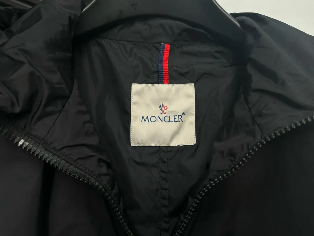 P520 [Moncler] New Moncler Women's Long Hooded Windbreaker Jacket A long windbreaker worthy of you! For those who like casual and established dressing styles, classic models are always the best choice. They do not have too many exaggerated designs and are attractive with a completely practical and simple style. Consumers who want a clean and simple casual style should not miss it!!! Who wears whose windbreaker looks better? Color: Black Size: 0-1-2
