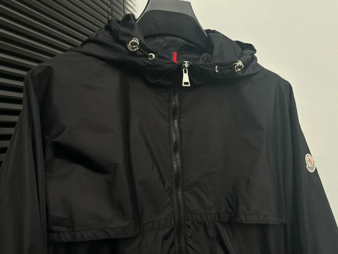 P520 [Moncler] New Moncler Women's Long Hooded Windbreaker Jacket A long windbreaker worthy of you! For those who like casual and established dressing styles, classic models are always the best choice. They do not have too many exaggerated designs and are attractive with a completely practical and simple style. Consumers who want a clean and simple casual style should not miss it!!! Who wears whose windbreaker looks better? Color: Black Size: 0-1-2