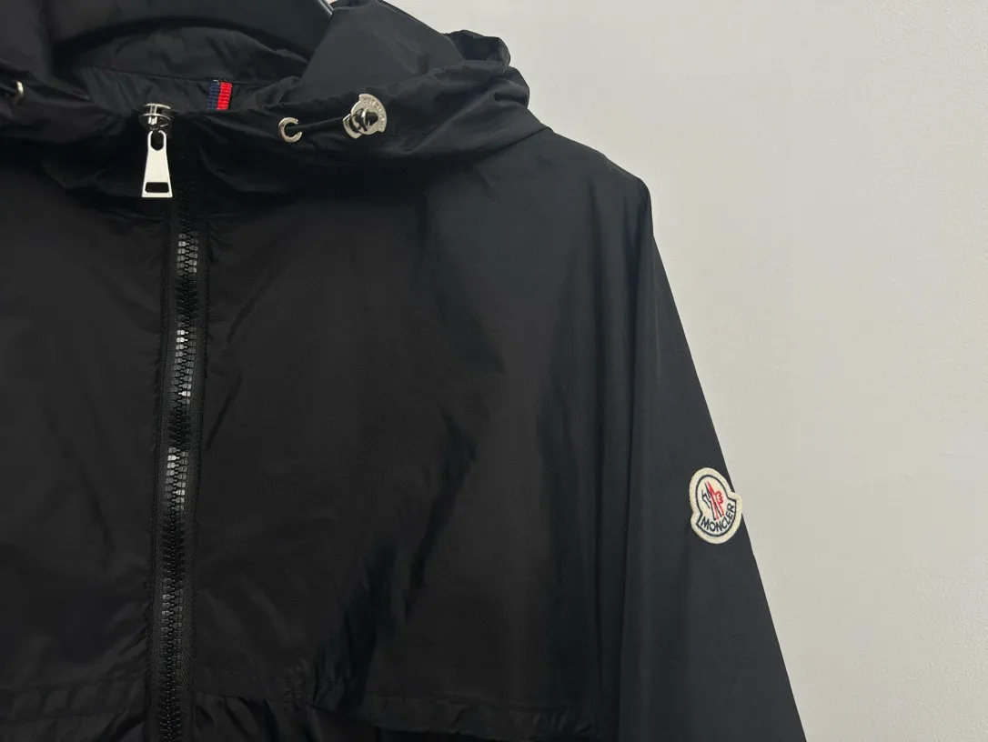 P520 [Moncler] New Moncler Women's Long Hooded Windbreaker Jacket A long windbreaker worthy of you! For those who like casual and established dressing styles, classic models are always the best choice. They do not have too many exaggerated designs and are attractive with a completely practical and simple style. Consumers who want a clean and simple casual style should not miss it!!! Who wears whose windbreaker looks better? Color: Black Size: 0-1-2