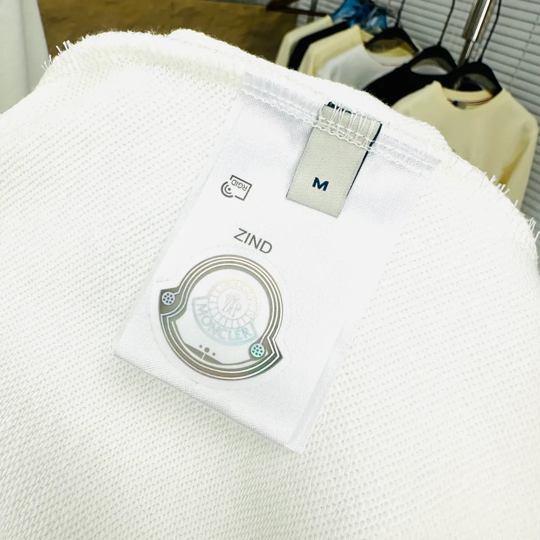 P280 Brand: Mengkou🤳𝐌𝐎𝐍𝐂𝐋𝐄𝐑 Fabric: ☑️Made of 440g double-strand pure cotton terry👕 Fabric: ☑️Thread with 1*1 double yarn thread. 🔜Comes with dyeing in the same tank. Craftsmanship: ☑️The embroidery uses 3D three-dimensional embroidery technology, 🇧🇫The original computer scan and print is restored 1:1. The pattern is clear and the needle count is dense. It is a rare high-end product on the market! 🇲🇩All three standards are complete! Size: ☑️S 〰️M 〰️L 〰️XL 〰️XXL
