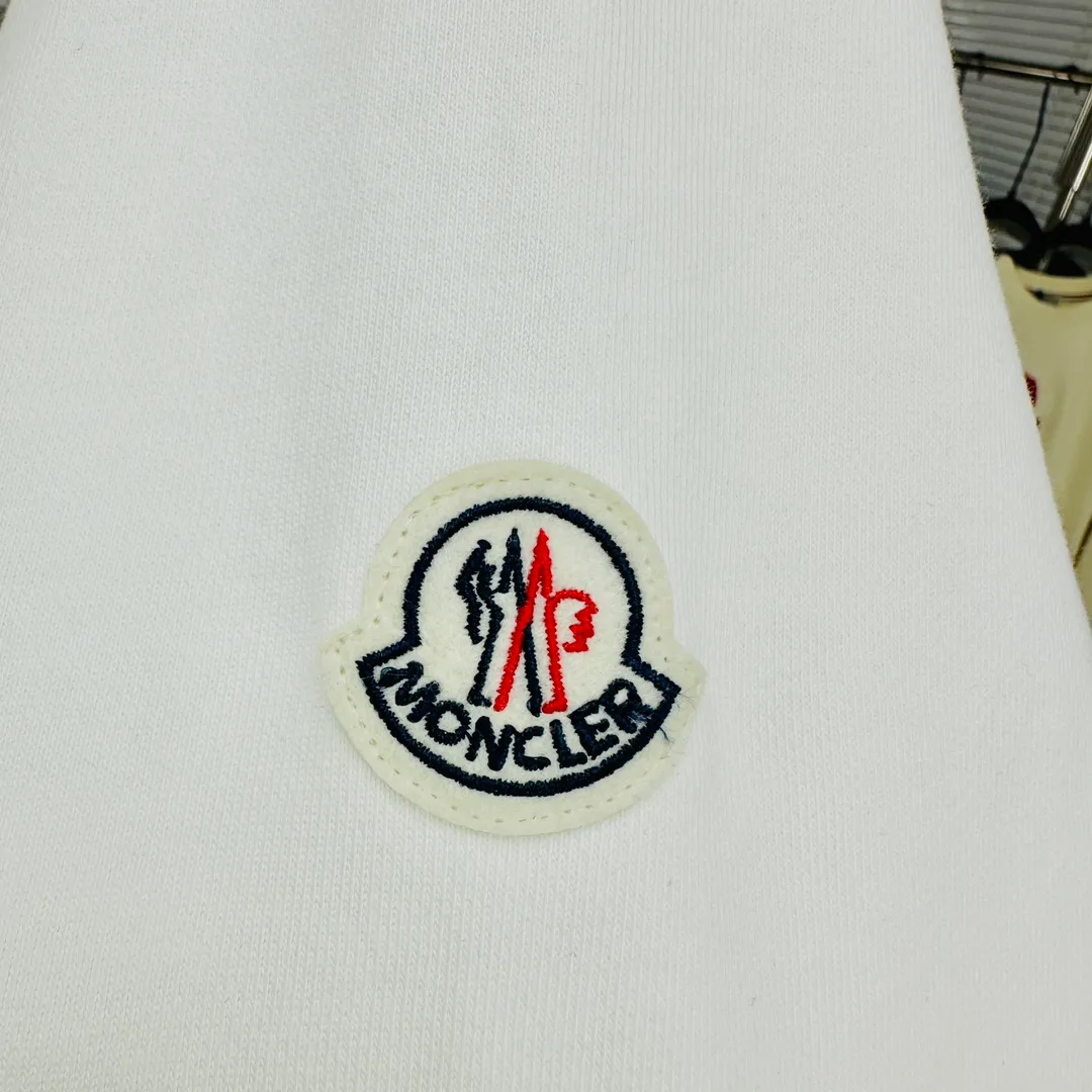 P280 Brand: Mengkou🤳𝐌𝐎𝐍𝐂𝐋𝐄𝐑 Fabric: ☑️Made of 440g double-strand pure cotton terry👕 Fabric: ☑️Thread with 1*1 double yarn thread. 🔜Comes with dyeing in the same tank. Craftsmanship: ☑️The embroidery uses 3D three-dimensional embroidery technology, 🇧🇫The original computer scan and print is restored 1:1. The pattern is clear and the needle count is dense. It is a rare high-end product on the market! 🇲🇩All three standards are complete! Size: ☑️S 〰️M 〰️L 〰️XL 〰️XXL