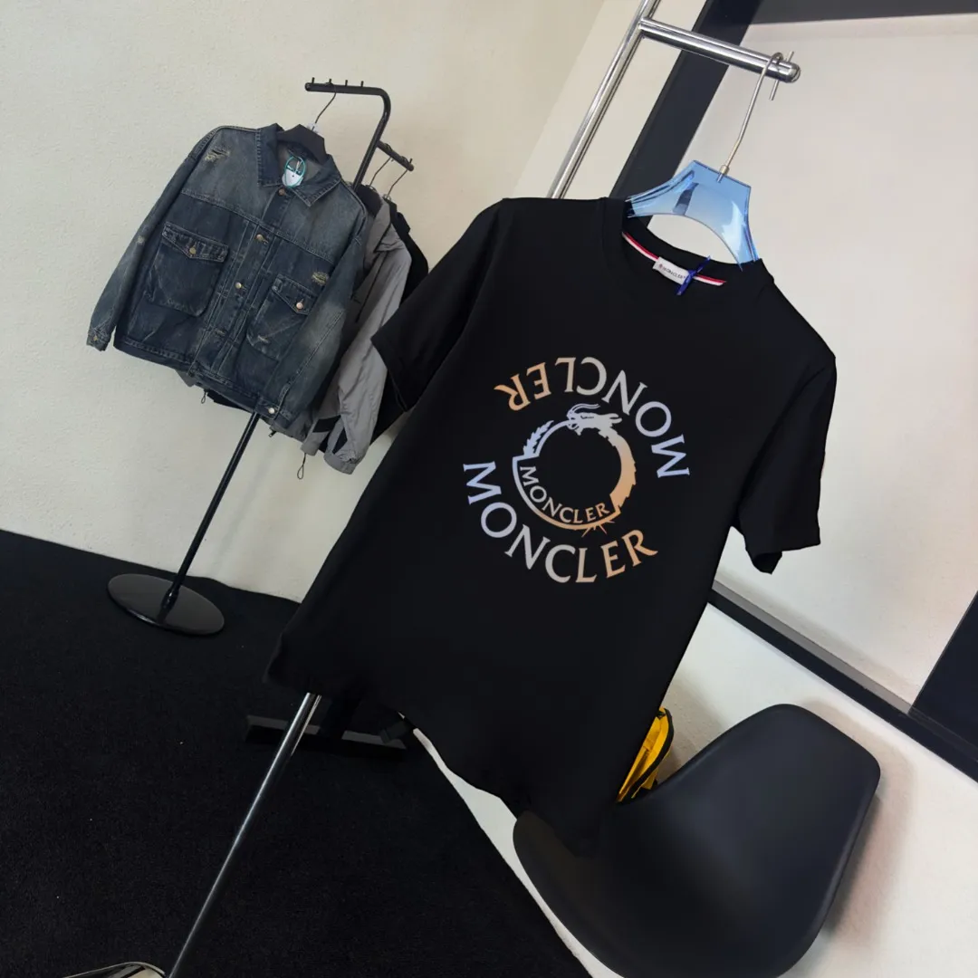P140 Upgraded version "Mobile phone smart sensor ~ NFC chip armband ~ Direct access to the official website for anti-counterfeiting" "Moncler ~ Mouth Mouth" 2025 new high-quality round neck short-sleeved T-shirt. The cuffs have imported embroidered labels. Customized dyeing, very comfortable to touch. Super versatile and good-looking short-sleeved. Complete with three labels. Non-market ordinary version. Feel free to compare. Quality is absolutely guaranteed! ‼ First of all, this original fabric is all custom-woven with 32-count double yarn fabric, 250G, and the weight is the same‼ Fine workmanship, double waistcoat method, double waistcoat method, double waistcoat method makes the whole dress more three-dimensional, which is not a craft that ordinary T-shirts can achieve🤪 Size: S-M-L-XL-2XL Color: black, white, apricot, same style for men and women