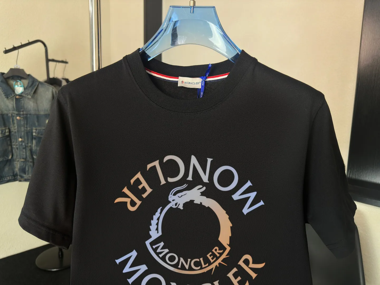 P140 Upgraded version "Mobile phone smart sensor ~ NFC chip armband ~ Direct access to the official website for anti-counterfeiting" "Moncler ~ Mouth Mouth" 2025 new high-quality round neck short-sleeved T-shirt. The cuffs have imported embroidered labels. Customized dyeing, very comfortable to touch. Super versatile and good-looking short-sleeved. Complete with three labels. Non-market ordinary version. Feel free to compare. Quality is absolutely guaranteed! ‼ First of all, this original fabric is all custom-woven with 32-count double yarn fabric, 250G, and the weight is the same‼ Fine workmanship, double waistcoat method, double waistcoat method, double waistcoat method makes the whole dress more three-dimensional, which is not a craft that ordinary T-shirts can achieve🤪 Size: S-M-L-XL-2XL Color: black, white, apricot, same style for men and women