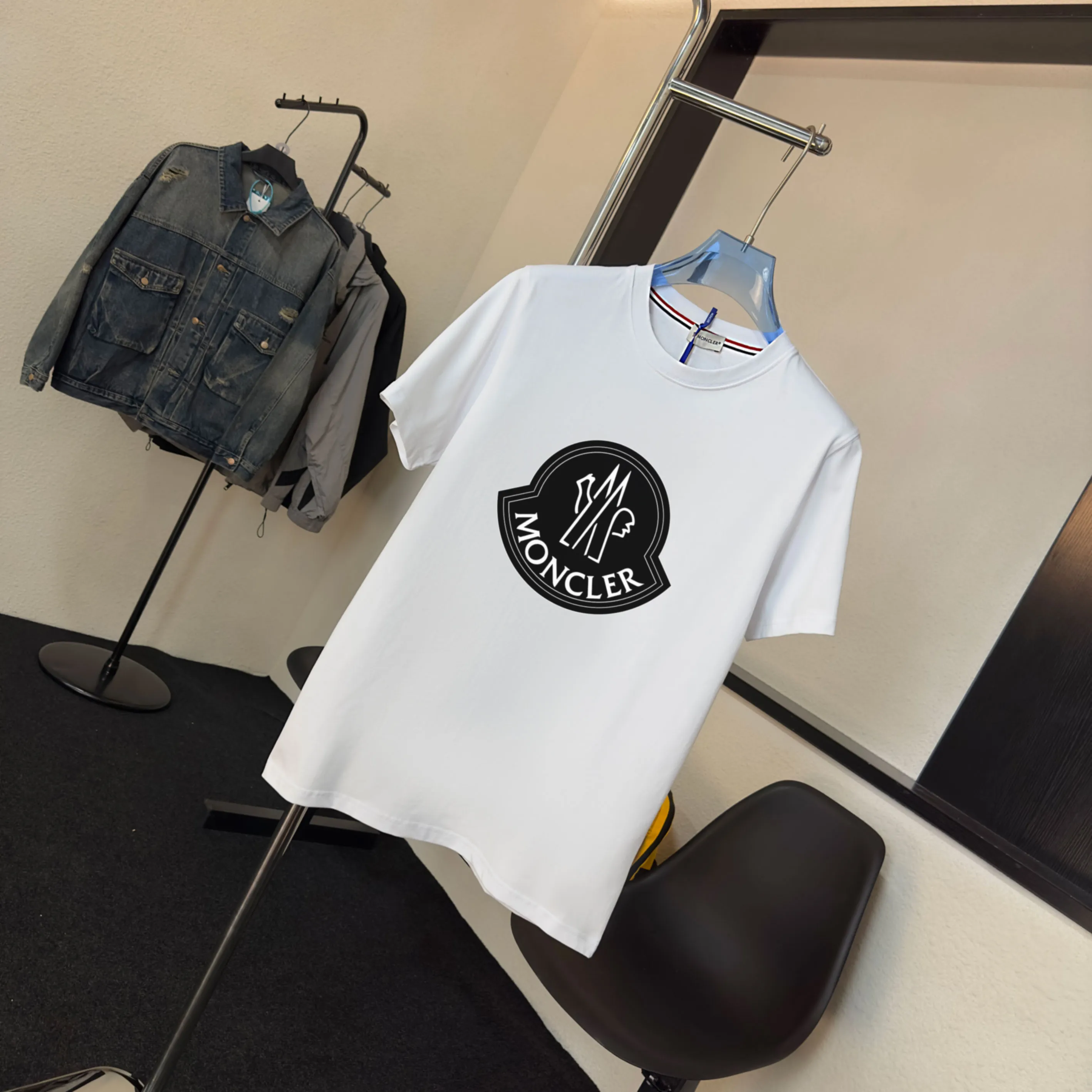 P140 💰Upgraded version "Mobile phone smart sensor ~ NFC chip armband ~ direct access to the official website for anti-counterfeiting" "Moncler ~ Mouth Mouth" 2025 new high-quality round neck short-sleeved T-shirt. The cuffs have imported embroidered labels. Customized dyeing, very comfortable to touch. Super versatile and good-looking short-sleeved. Complete with three labels. Non-market ordinary version. Feel free to compare. Quality is absolutely guaranteed! ‼ First of all, this original fabric is all custom-woven with 32-count double yarn fabric, 250G, and the weight is the same‼ Fine workmanship, double waistcoat method, double waistcoat method, double waistcoat method makes the whole dress more three-dimensional, which is not a craft that ordinary T-shirts can achieve🤪 Size: S-M-L-XL-2XL Color: black, white, apricot, same style for men and women