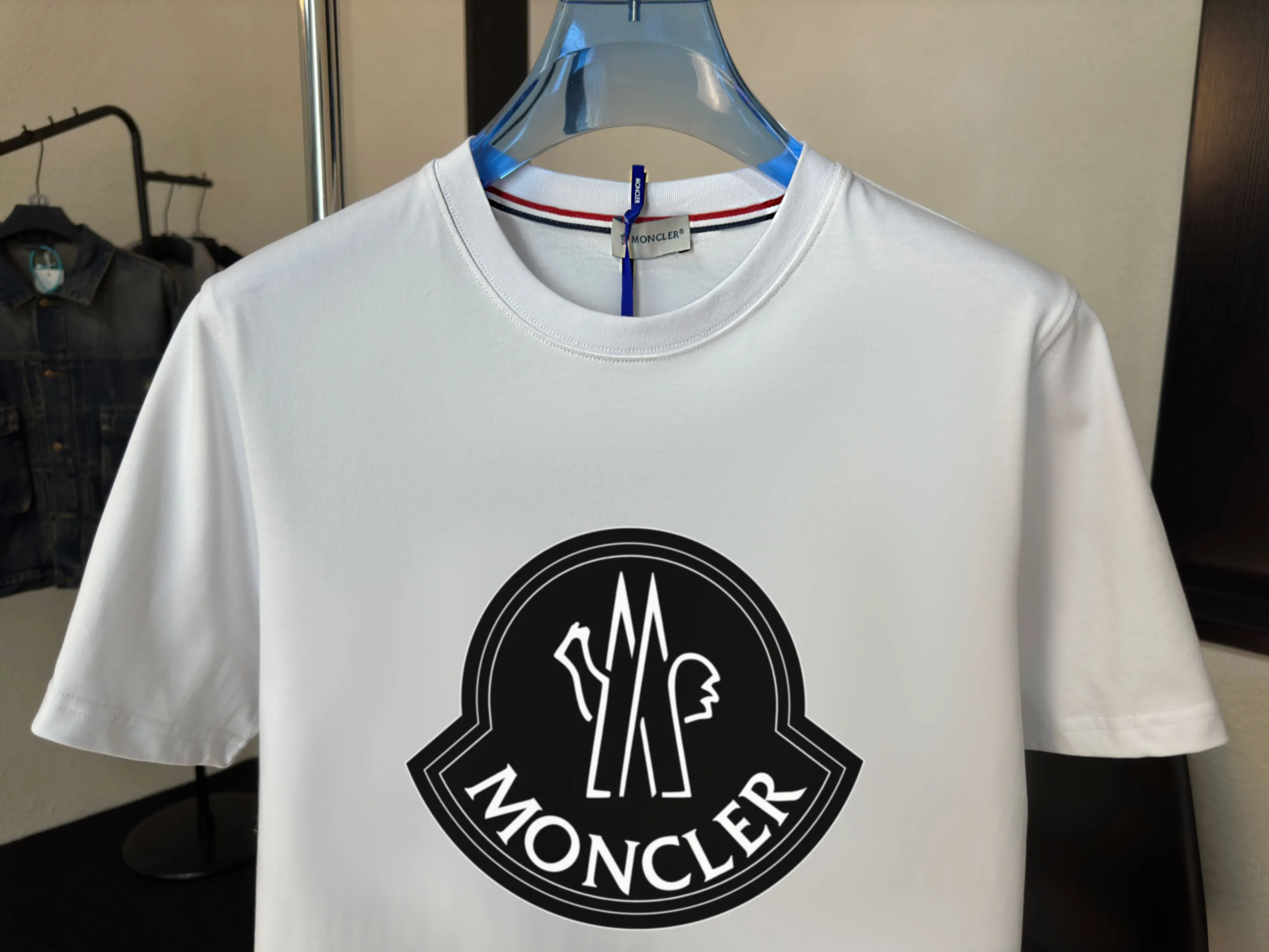 P140 💰Upgraded version "Mobile phone smart sensor ~ NFC chip armband ~ direct access to the official website for anti-counterfeiting" "Moncler ~ Mouth Mouth" 2025 new high-quality round neck short-sleeved T-shirt. The cuffs have imported embroidered labels. Customized dyeing, very comfortable to touch. Super versatile and good-looking short-sleeved. Complete with three labels. Non-market ordinary version. Feel free to compare. Quality is absolutely guaranteed! ‼ First of all, this original fabric is all custom-woven with 32-count double yarn fabric, 250G, and the weight is the same‼ Fine workmanship, double waistcoat method, double waistcoat method, double waistcoat method makes the whole dress more three-dimensional, which is not a craft that ordinary T-shirts can achieve🤪 Size: S-M-L-XL-2XL Color: black, white, apricot, same style for men and women
