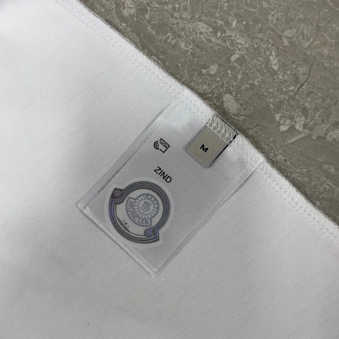 P140 💰Upgraded version "Mobile phone smart sensor ~ NFC chip armband ~ direct access to the official website for anti-counterfeiting" "Moncler ~ Mouth Mouth" 2025 new high-quality round neck short-sleeved T-shirt. The cuffs have imported embroidered labels. Customized dyeing, very comfortable to touch. Super versatile and good-looking short-sleeved. Complete with three labels. Non-market ordinary version. Feel free to compare. Quality is absolutely guaranteed! ‼ First of all, this original fabric is all custom-woven with 32-count double yarn fabric, 250G, and the weight is the same‼ Fine workmanship, double waistcoat method, double waistcoat method, double waistcoat method makes the whole dress more three-dimensional, which is not a craft that ordinary T-shirts can achieve🤪 Size: S-M-L-XL-2XL Color: black, white, apricot, same style for men and women