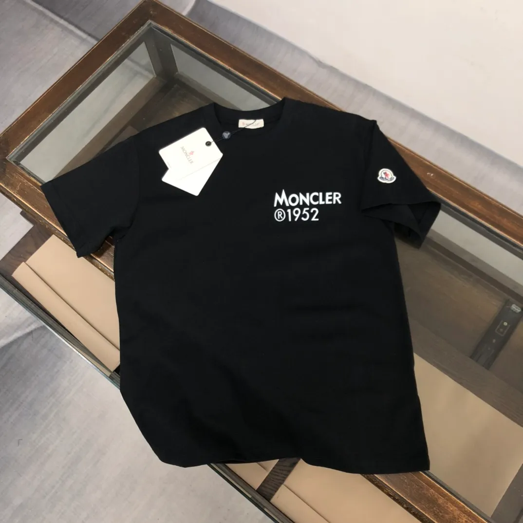 P150 Moncler 2025 new men's round neck short-sleeved couple's T-shirt, new spring and summer product, high quality 🔥🔥Fashionable and versatile, customized imported fabrics, comfortable to wear, breathable, fashionable without losing personality, the upper body is casual and casual, handsome and stylish, showing the temperament of a big brand. All three standards are complete! ! Color: black white Size: S-XL (loose fit)