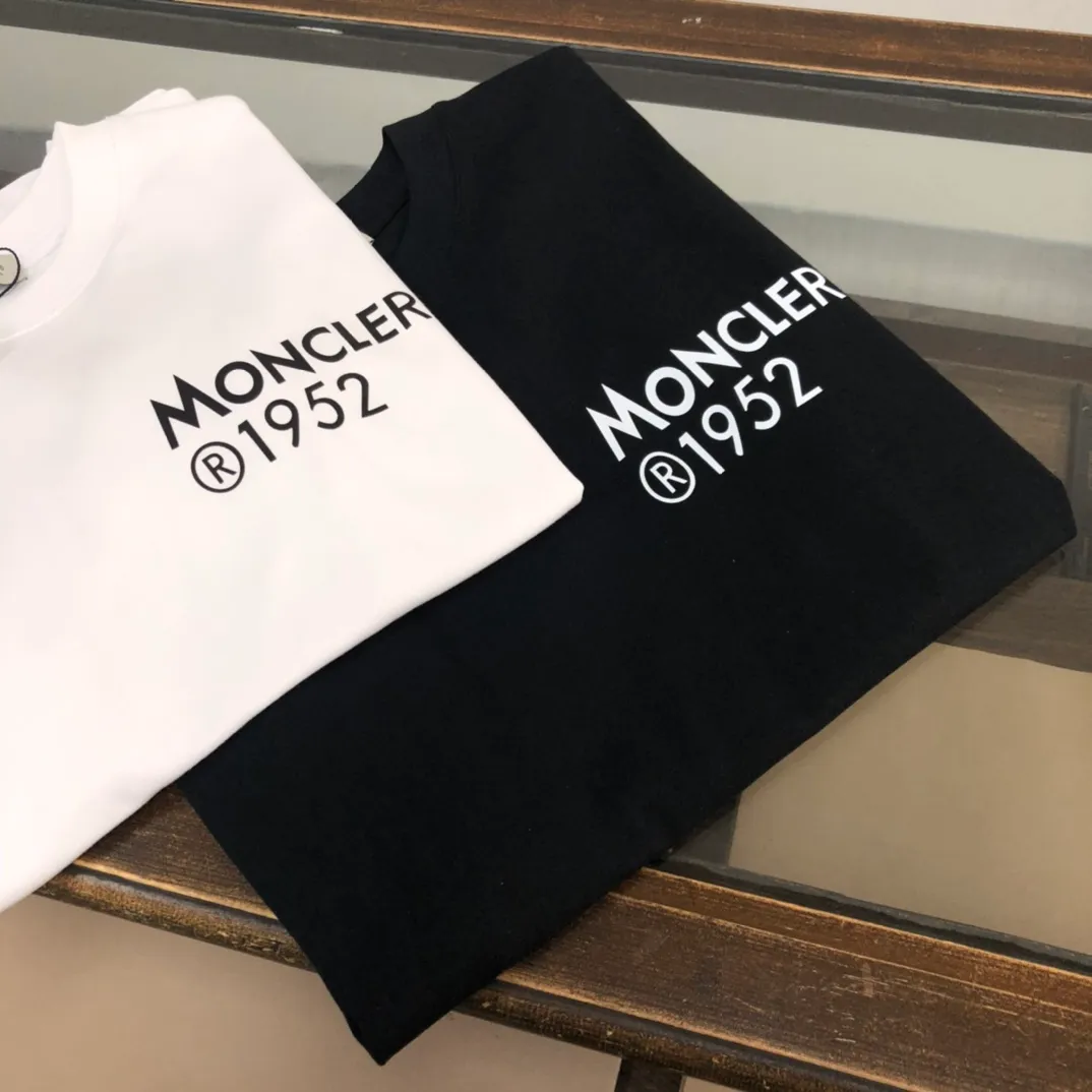 P150 Moncler 2025 new men's round neck short-sleeved couple's T-shirt, new spring and summer product, high quality 🔥🔥Fashionable and versatile, customized imported fabrics, comfortable to wear, breathable, fashionable without losing personality, the upper body is casual and casual, handsome and stylish, showing the temperament of a big brand. All three standards are complete! ! Color: black white Size: S-XL (loose fit)