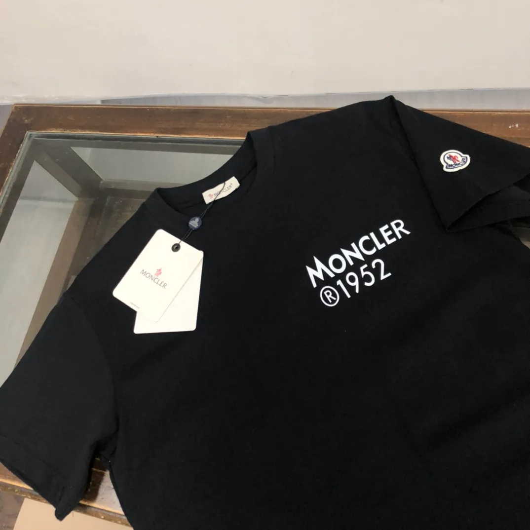 P150 Moncler 2025 new men's round neck short-sleeved couple's T-shirt, new spring and summer product, high quality 🔥🔥Fashionable and versatile, customized imported fabrics, comfortable to wear, breathable, fashionable without losing personality, the upper body is casual and casual, handsome and stylish, showing the temperament of a big brand. All three standards are complete! ! Color: black white Size: S-XL (loose fit)