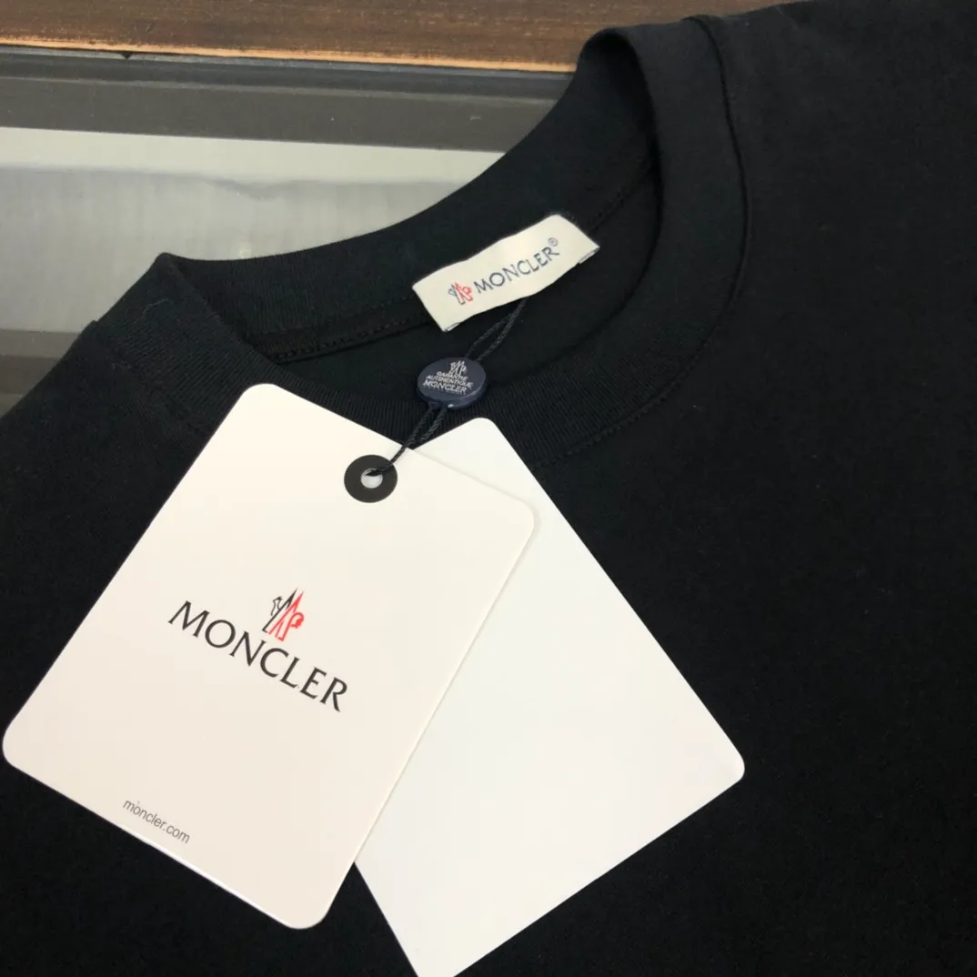 P150 Moncler 2025 new men's round neck short-sleeved couple's T-shirt, new spring and summer product, high quality 🔥🔥Fashionable and versatile, customized imported fabrics, comfortable to wear, breathable, fashionable without losing personality, the upper body is casual and casual, handsome and stylish, showing the temperament of a big brand. All three standards are complete! ! Color: black white Size: S-XL (loose fit)