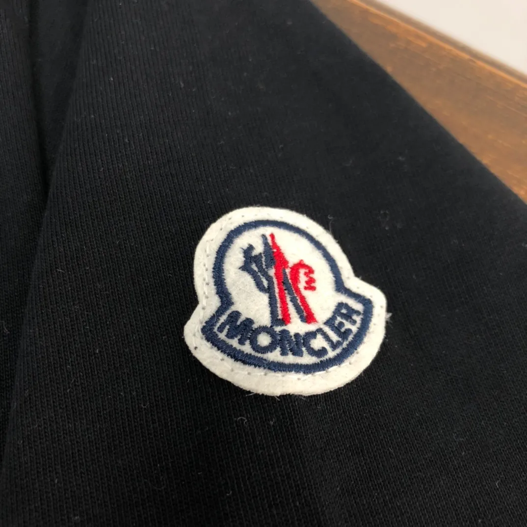 P150 Moncler 2025 new men's round neck short-sleeved couple's T-shirt, new spring and summer product, high quality 🔥🔥Fashionable and versatile, customized imported fabrics, comfortable to wear, breathable, fashionable without losing personality, the upper body is casual and casual, handsome and stylish, showing the temperament of a big brand. All three standards are complete! ! Color: black white Size: S-XL (loose fit)