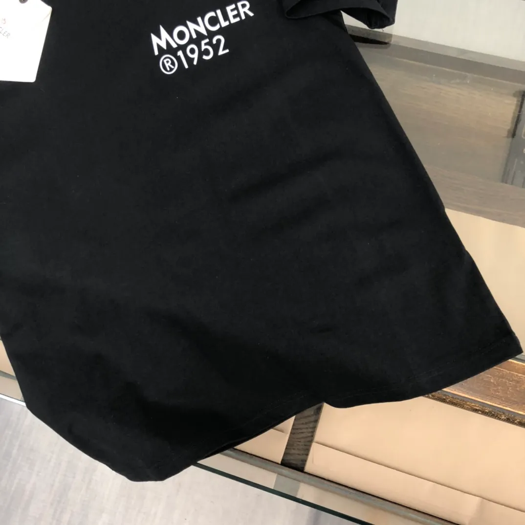 P150 Moncler 2025 new men's round neck short-sleeved couple's T-shirt, new spring and summer product, high quality 🔥🔥Fashionable and versatile, customized imported fabrics, comfortable to wear, breathable, fashionable without losing personality, the upper body is casual and casual, handsome and stylish, showing the temperament of a big brand. All three standards are complete! ! Color: black white Size: S-XL (loose fit)