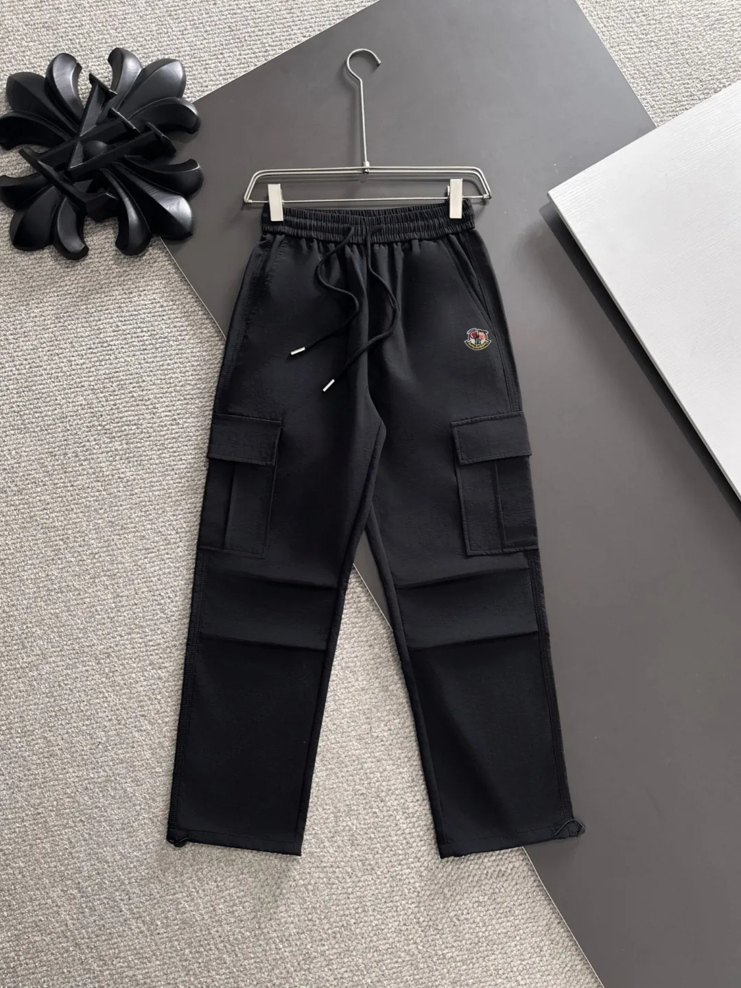 Next day shipment P360 MONCLER/Mongoose Exclusive first release of 25ss autumn and winter new high-quality trousers Compare real-life details at will A perfect choice for autumn and winter, a must-have item. Sizes: M to 3XL (please state your height and weight when placing an order)