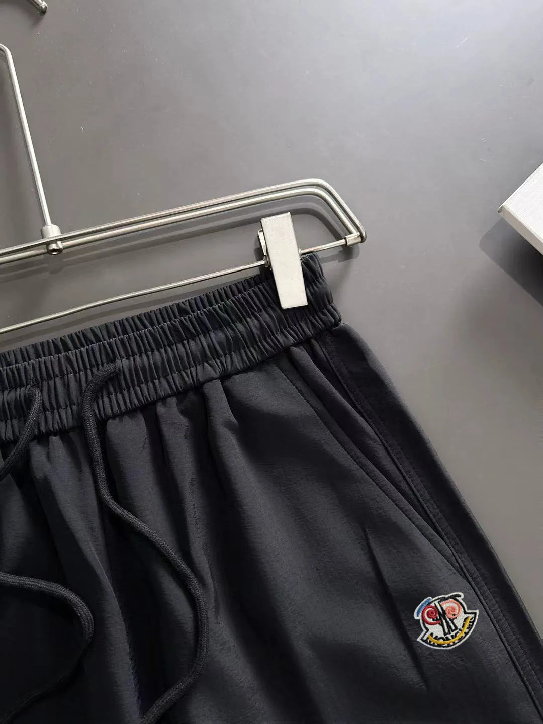 Next day shipment P360 MONCLER/Mongoose Exclusive first release of 25ss autumn and winter new high-quality trousers Compare real-life details at will A perfect choice for autumn and winter, a must-have item. Sizes: M to 3XL (please state your height and weight when placing an order)