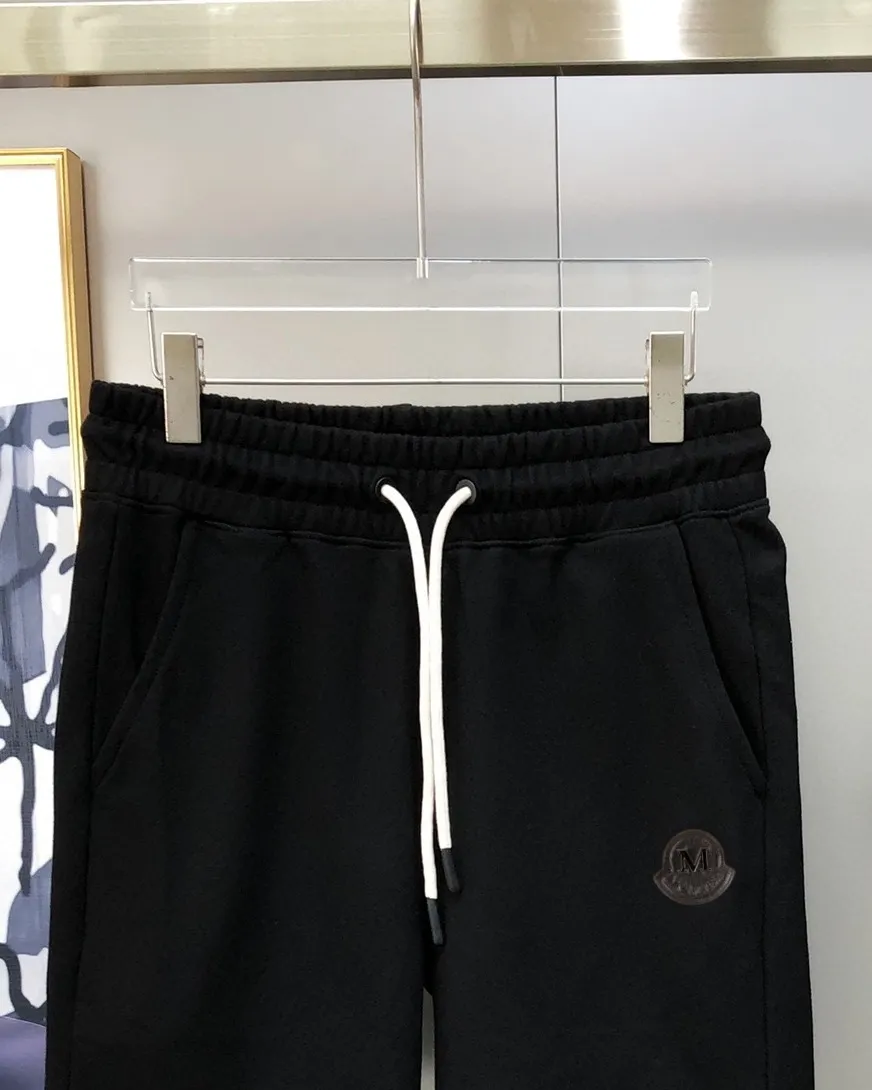 P230 Moncler SS new original men's casual shorts, the latest release on the official website of the counter ✨ High-end quality, simple, fashionable and elegant ✨ Classic logo LOGO design, customized original imported 100% cotton fabric, simple and elegant, versatile style, elegant and handsome upper body, brand new sense of sight! The details are all in place, no one is picky about the upper body, and you must pay for your own money. Size: S-XL (can wear up to 185 pounds, please state your height and weight when placing an order) Black Gray