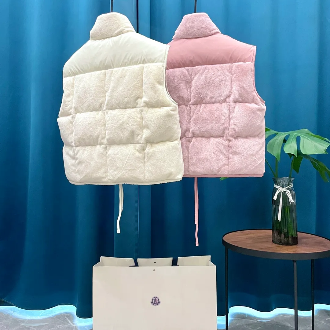 P760 Moncler➡️Moncler Feather Emperor 🦢 Down Stand Collar Down Vest Vest is now on sale at the counter! New winter down has been released 💥 New styles are popping up in an endless stream, down vest vest 1:1 original model opening, 90 white goose down. The inside is light, thin, comfortable and warm, simple and fashionable, super exquisite tailoring. The accessories and hardware are also meticulous. We just want to bring you good products. Same style for men and women. Sizes: 1 code, 2 codes, 3 codes, 4 codes.