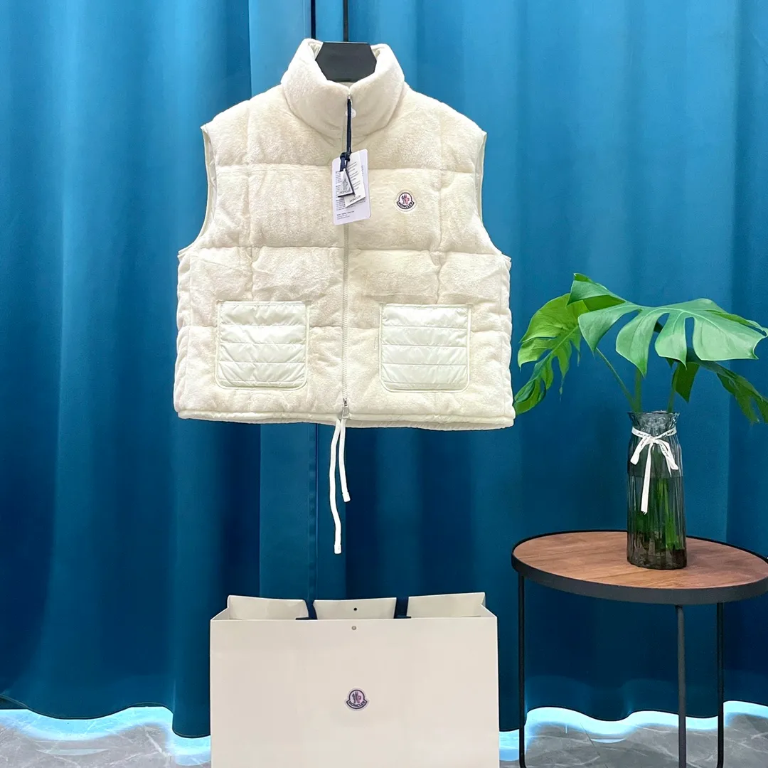 P760 Moncler➡️Moncler Feather Emperor 🦢 Down Stand Collar Down Vest Vest is now on sale at the counter! New winter down has been released 💥 New styles are popping up in an endless stream, down vest vest 1:1 original model opening, 90 white goose down. The inside is light, thin, comfortable and warm, simple and fashionable, super exquisite tailoring. The accessories and hardware are also meticulous. We just want to bring you good products. Same style for men and women. Sizes: 1 code, 2 codes, 3 codes, 4 codes.