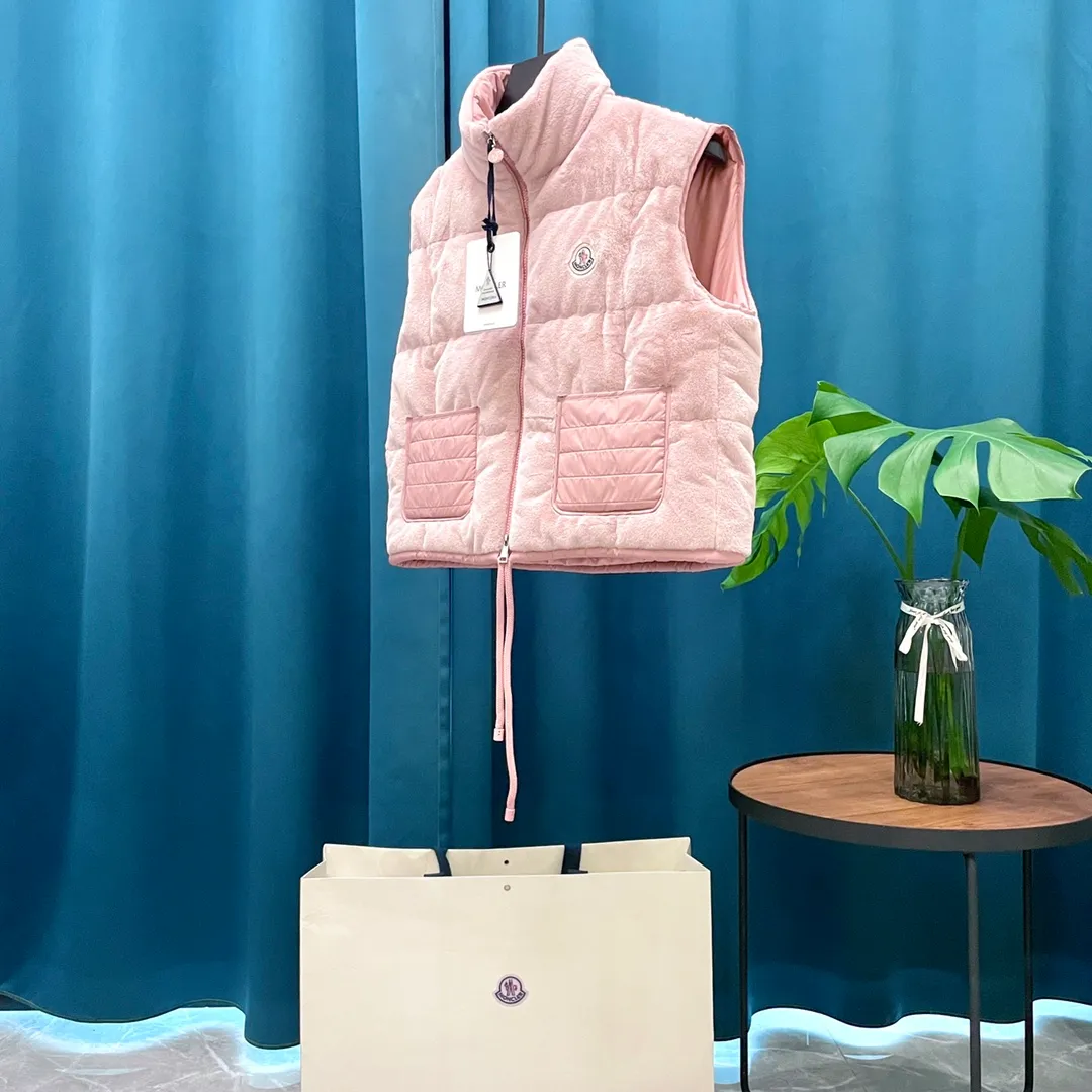 P760 Moncler➡️Moncler Feather Emperor 🦢 Down Stand Collar Down Vest Vest is now on sale at the counter! New winter down has been released 💥 New styles are popping up in an endless stream, down vest vest 1:1 original model opening, 90 white goose down. The inside is light, thin, comfortable and warm, simple and fashionable, super exquisite tailoring. The accessories and hardware are also meticulous. We just want to bring you good products. Same style for men and women. Sizes: 1 code, 2 codes, 3 codes, 4 codes.
