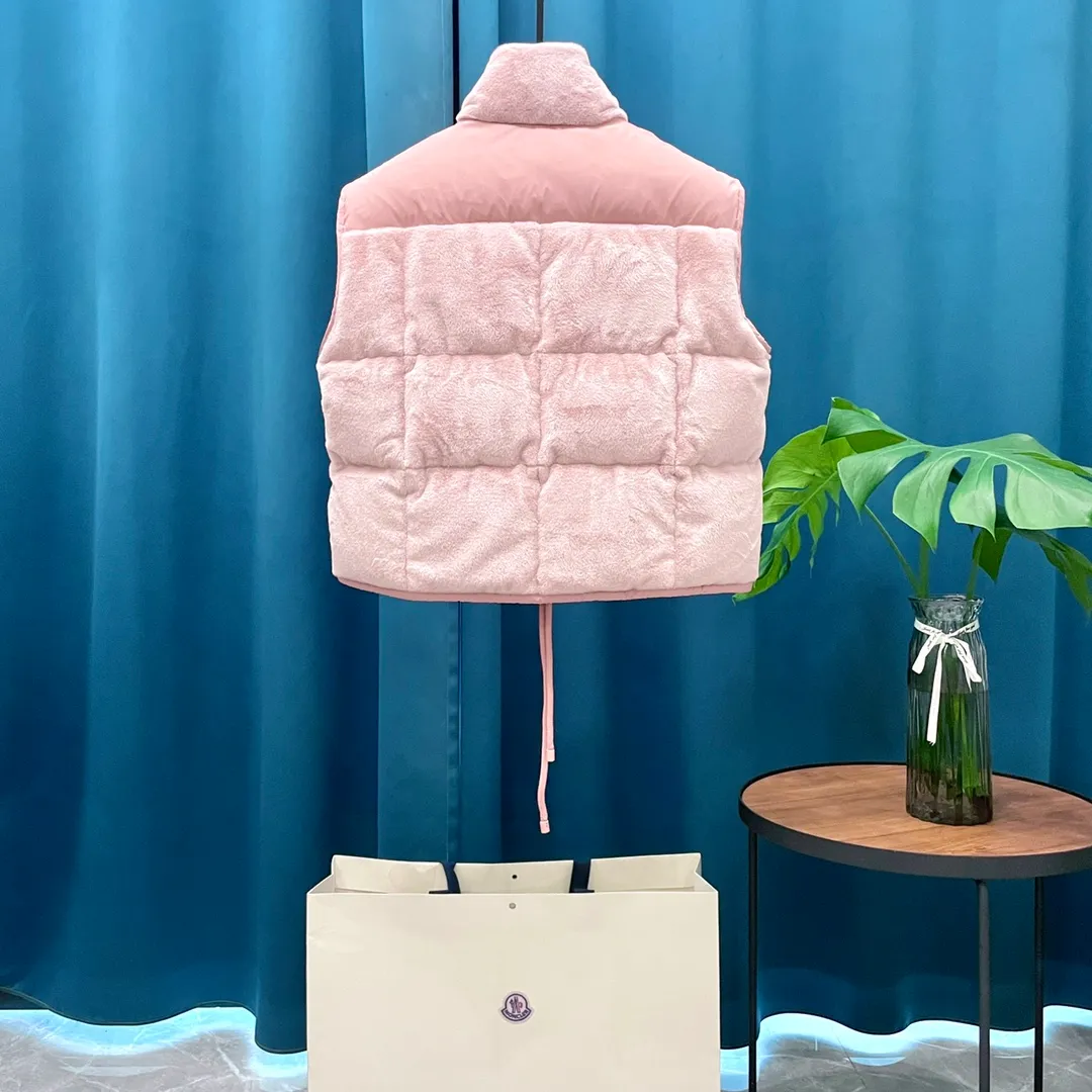 P760 Moncler➡️Moncler Feather Emperor 🦢 Down Stand Collar Down Vest Vest is now on sale at the counter! New winter down has been released 💥 New styles are popping up in an endless stream, down vest vest 1:1 original model opening, 90 white goose down. The inside is light, thin, comfortable and warm, simple and fashionable, super exquisite tailoring. The accessories and hardware are also meticulous. We just want to bring you good products. Same style for men and women. Sizes: 1 code, 2 codes, 3 codes, 4 codes.